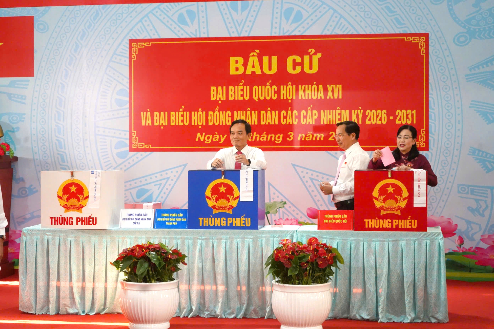 Trong ngày hội non sông, cử tri TP.HCM gửi gắm niềm tin qua từng lá phiếu- Ảnh 2. Trong ngày hội non sông, cử tri TP.HCM gửi gắm niềm tin qua từng lá phiếu- Ảnh 2.