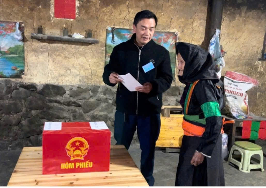 Những hòm phiếu lưu động trên cao nguyên đá Tuyên Quang- Ảnh 1. Những hòm phiếu lưu động trên cao nguyên đá Tuyên Quang- Ảnh 1.