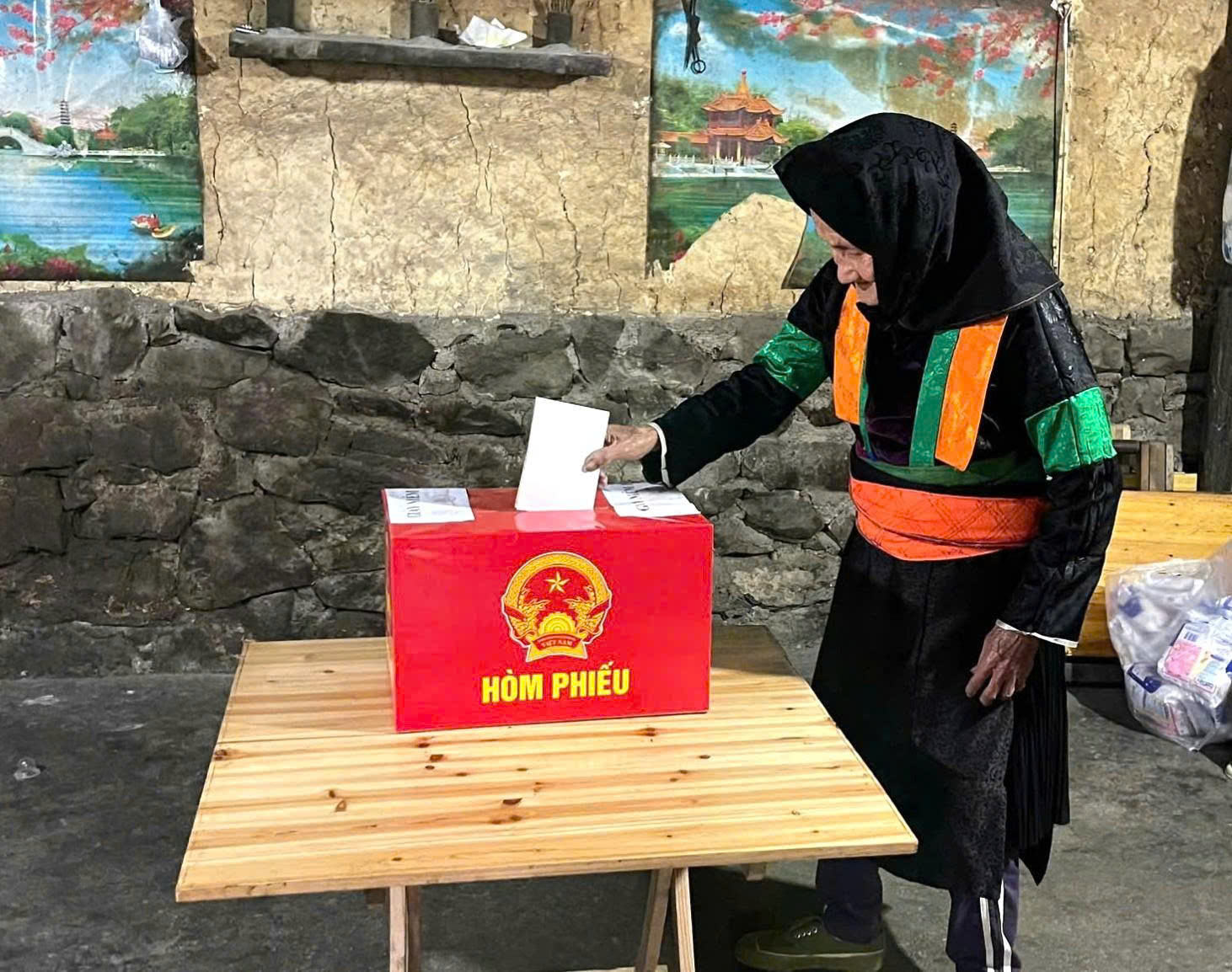 Những hòm phiếu lưu động trên cao nguyên đá Tuyên Quang- Ảnh 2. Những hòm phiếu lưu động trên cao nguyên đá Tuyên Quang- Ảnh 2.