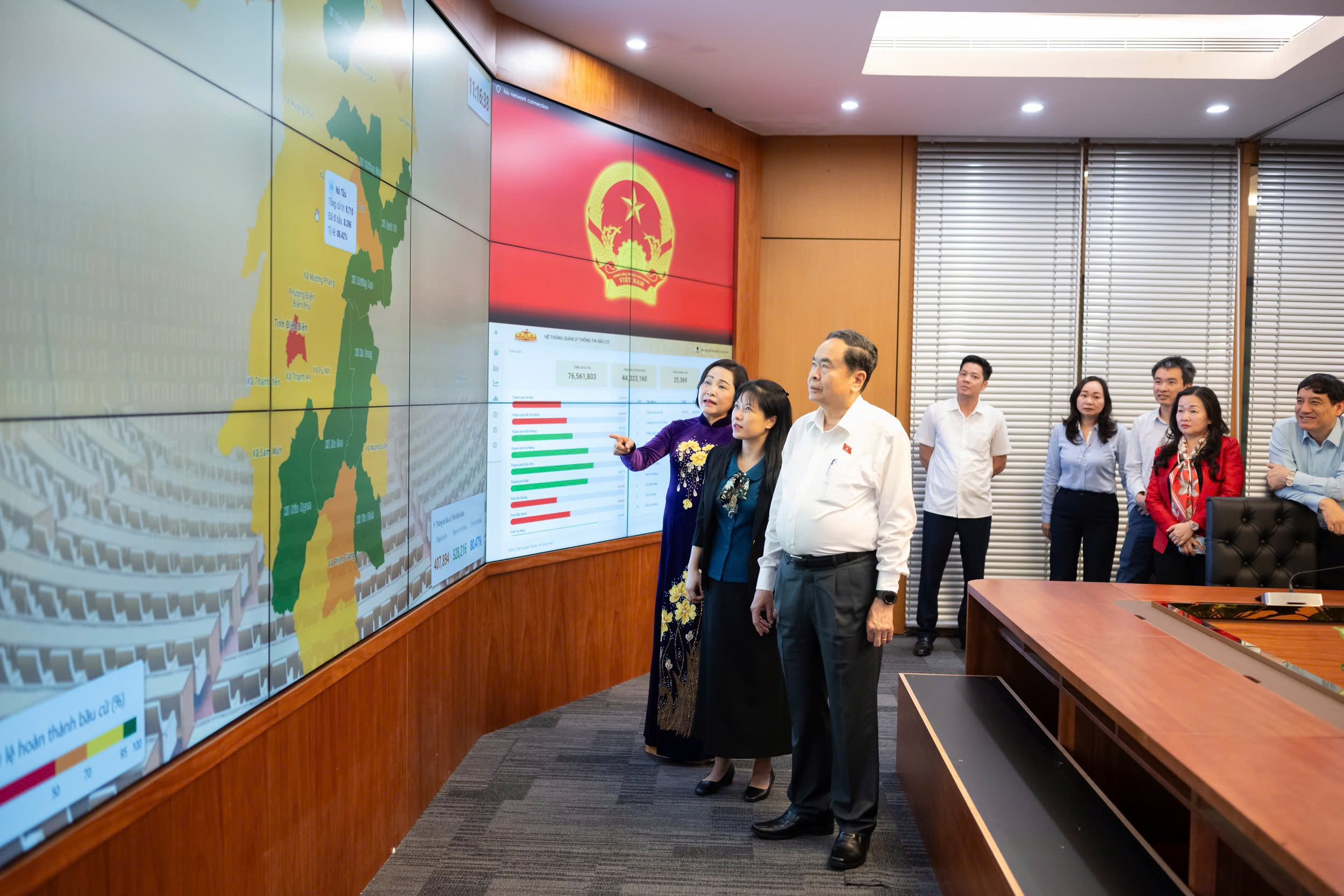 Chủ tịch Quốc hội thăm, động viên phóng viên báo chí tác nghiệp bầu cử tại Nhà Quốc hội- Ảnh 6. Chủ tịch Quốc hội thăm, động viên phóng viên báo chí tác nghiệp bầu cử tại Nhà Quốc hội- Ảnh 6.