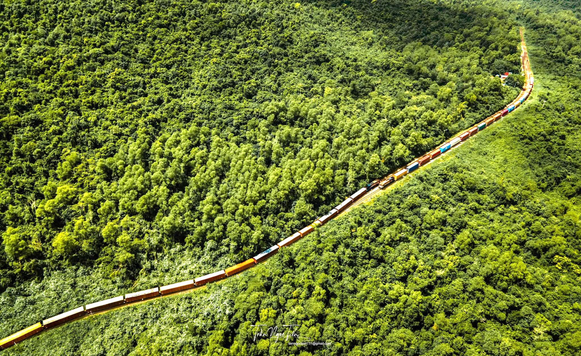 Th&ocirc;ng tuyến đường sắt qua đ&egrave;o Hải V&acirc;n sau sự cố đ&aacute; lăn- Ảnh 1.