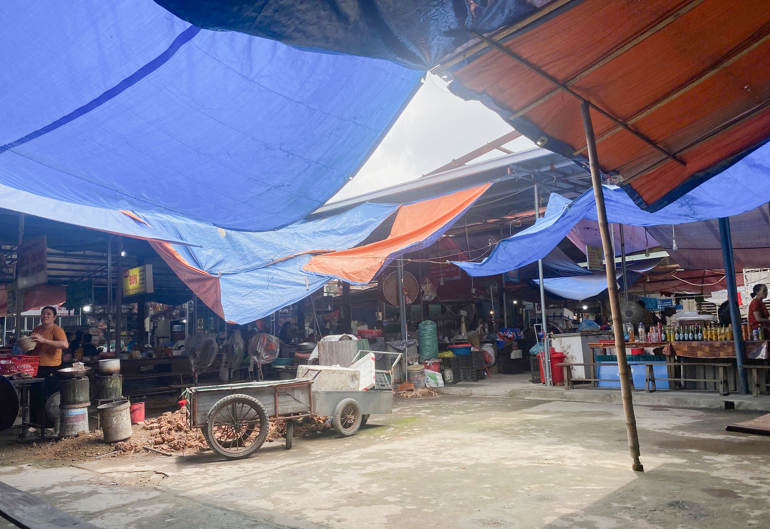 Nghệ An: Nhiều chợ dân sinh xuống cấp, hư hỏng nặng- Ảnh 2. Nghệ An: Nhiều chợ dân sinh xuống cấp, hư hỏng nặng- Ảnh 2.