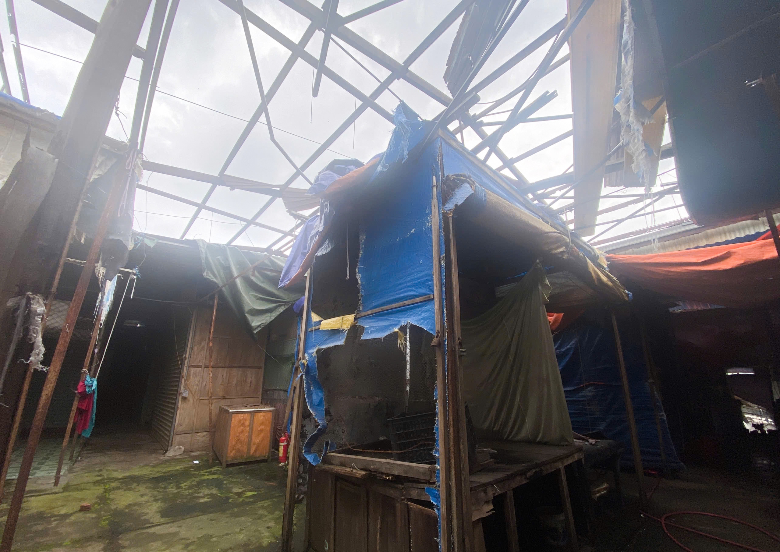 Nghệ An: Nhiều chợ dân sinh xuống cấp, hư hỏng nặng- Ảnh 5. Nghệ An: Nhiều chợ dân sinh xuống cấp, hư hỏng nặng- Ảnh 5.