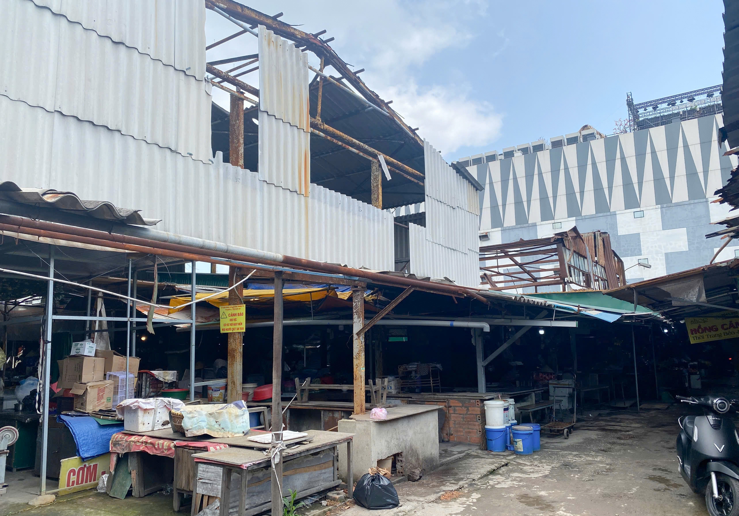 Nghệ An: Nhiều chợ dân sinh xuống cấp, hư hỏng nặng- Ảnh 4. Nghệ An: Nhiều chợ dân sinh xuống cấp, hư hỏng nặng- Ảnh 4.