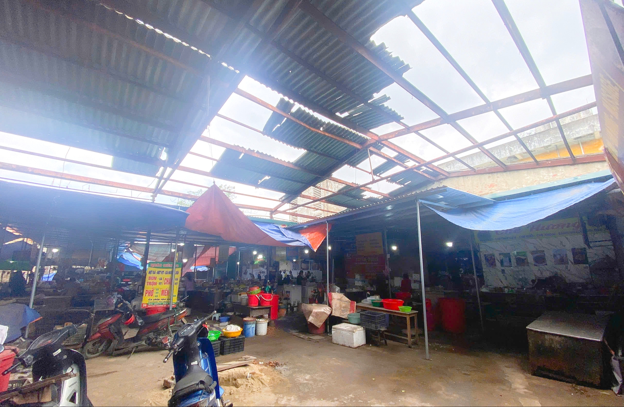 Nghệ An: Nhiều chợ dân sinh xuống cấp, hư hỏng nặng- Ảnh 1. Nghệ An: Nhiều chợ dân sinh xuống cấp, hư hỏng nặng- Ảnh 1.