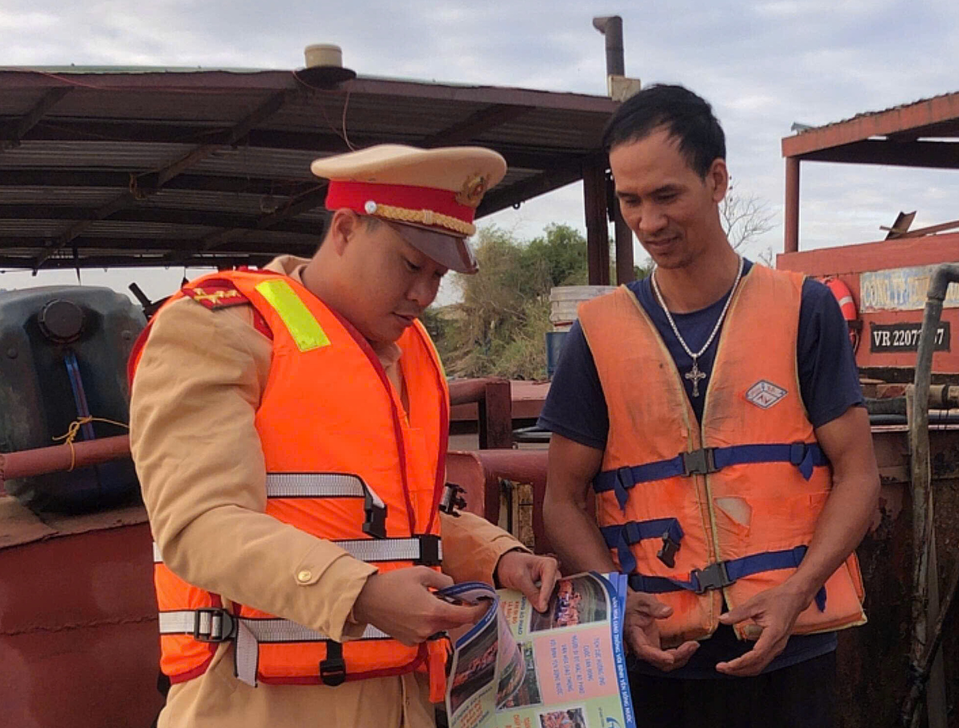 CSGT Đắk Lắk tuyên truyền, cho chủ phương tiện ký cam kết đảm bảo ATGT đường thủy- Ảnh 1. CSGT Đắk Lắk tuyên truyền, cho chủ phương tiện ký cam kết đảm bảo ATGT đường thủy- Ảnh 1.