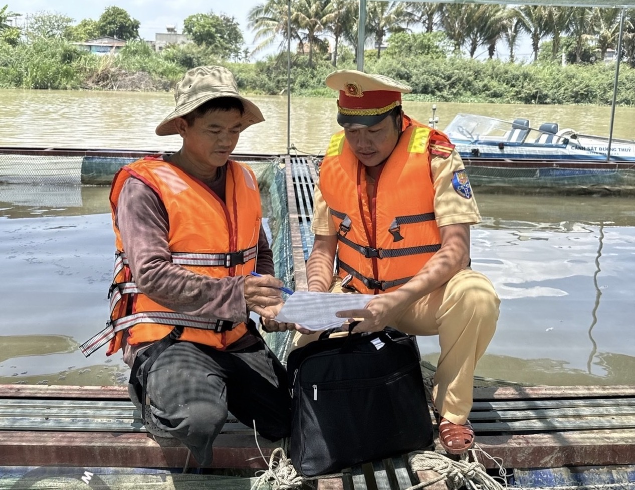 CSGT Đắk Lắk tuyên truyền, cho chủ phương tiện ký cam kết đảm bảo ATGT đường thủy- Ảnh 2. CSGT Đắk Lắk tuyên truyền, cho chủ phương tiện ký cam kết đảm bảo ATGT đường thủy- Ảnh 2.