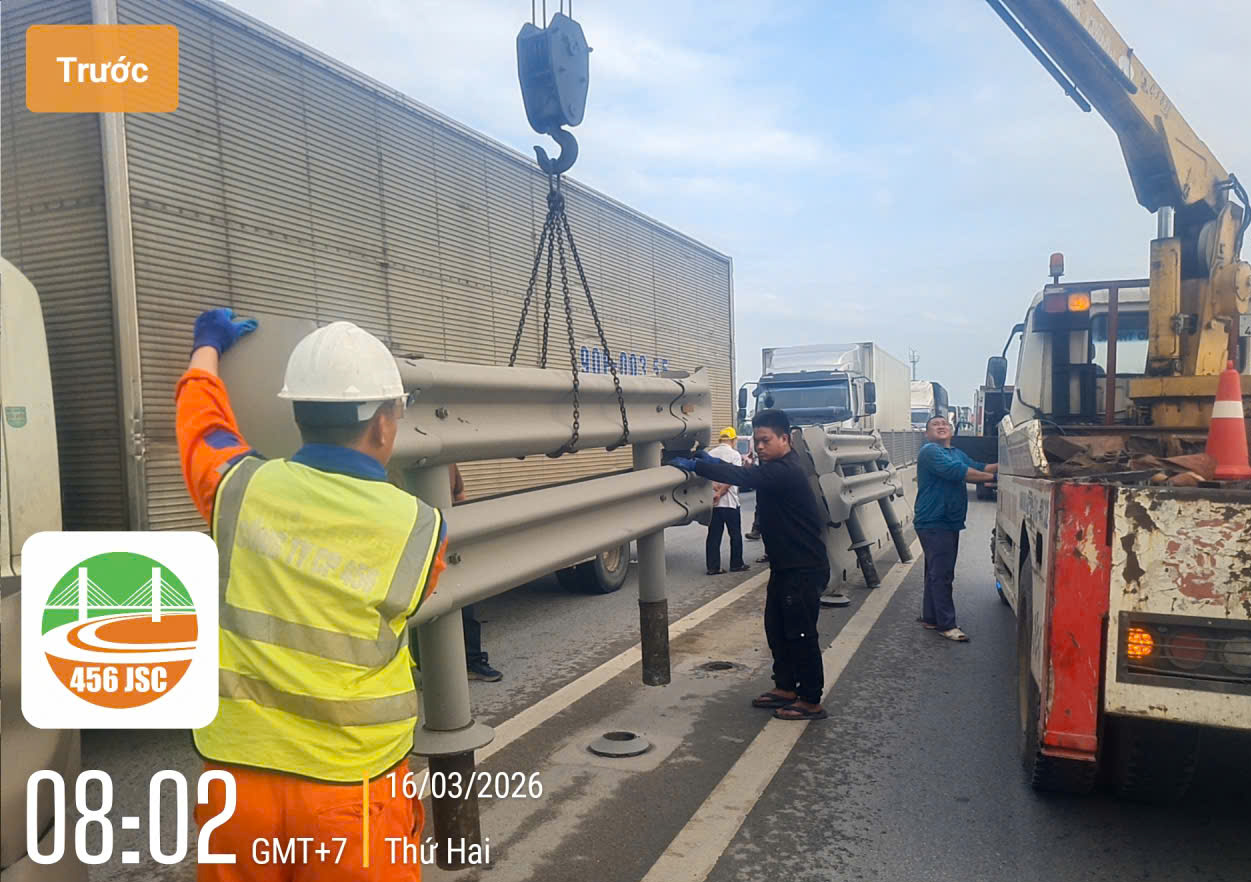 Tháo dải phân cách trên cao tốc, giải tỏa ùn tắc sau va chạm xe container và xe tải- Ảnh 2. Tháo dải phân cách trên cao tốc, giải tỏa ùn tắc sau va chạm xe container và xe tải- Ảnh 2.