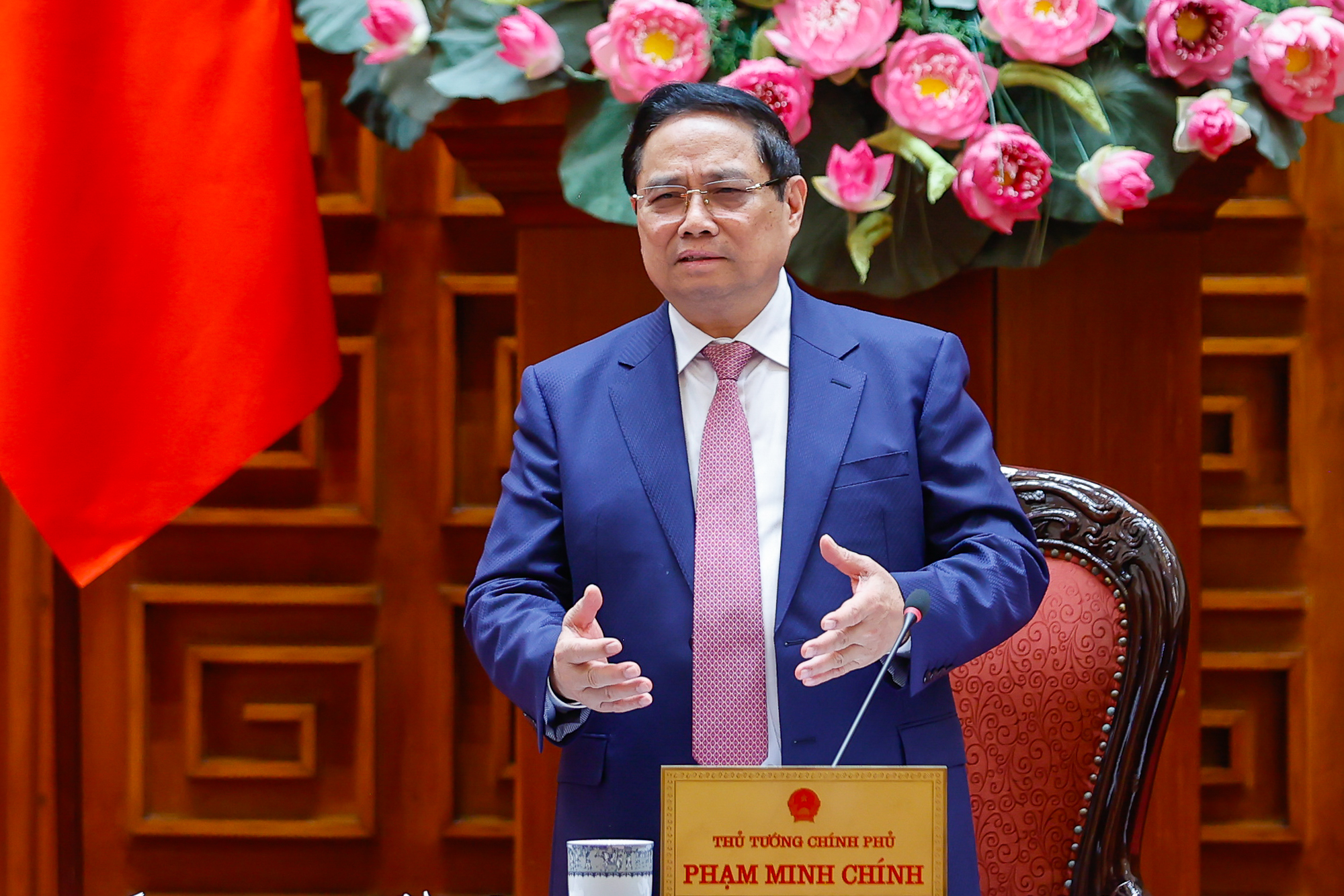 Thủ tướng: Dứt kho&aacute;t kh&ocirc;ng để thiếu xăng dầu, xem x&eacute;t bố tr&iacute; ng&acirc;n s&aacute;ch hỗ trợ b&igrave;nh ổn gi&aacute;- Ảnh 2.