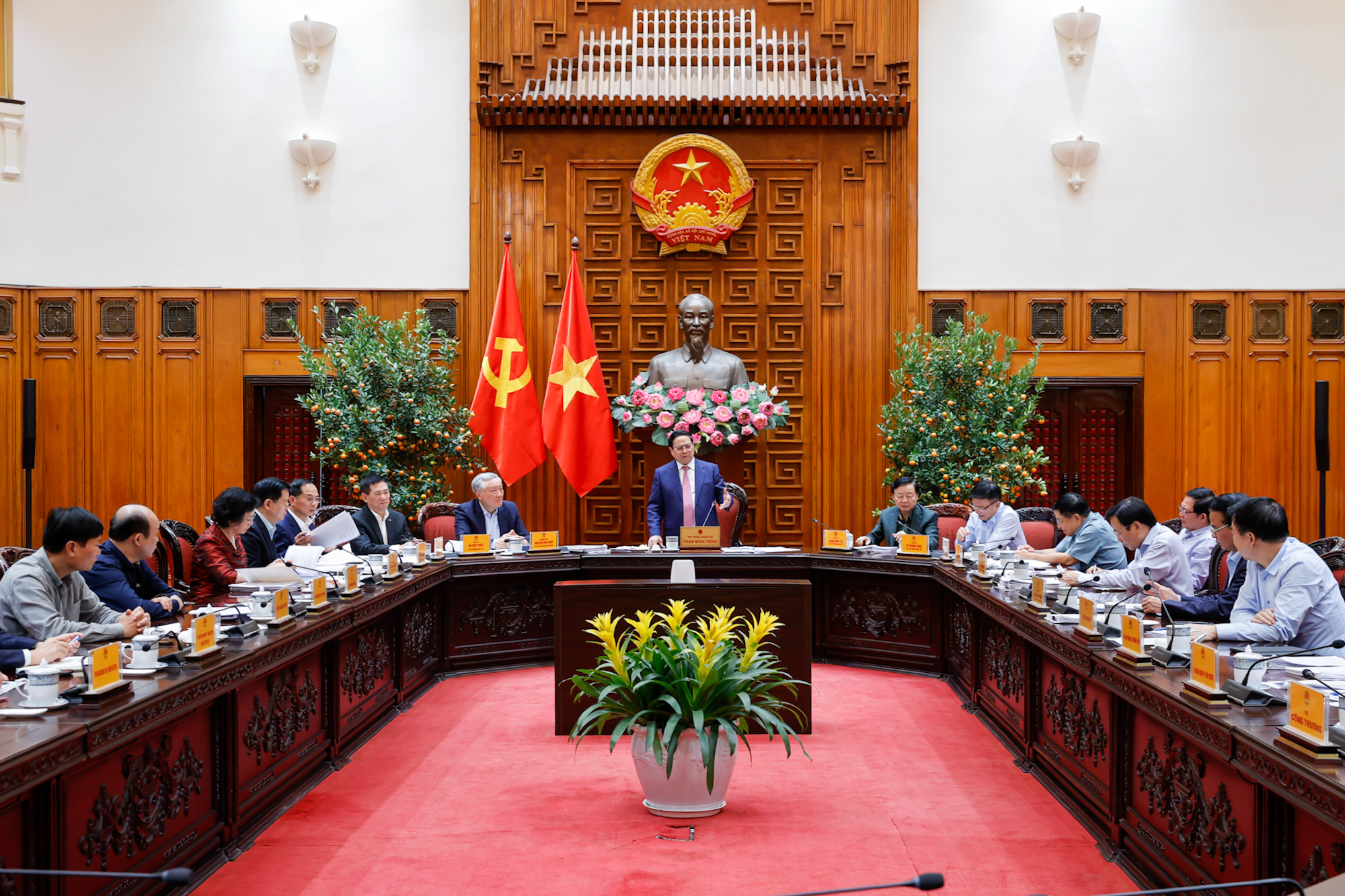 Thủ tướng: Dứt kho&aacute;t kh&ocirc;ng để thiếu xăng dầu, xem x&eacute;t bố tr&iacute; ng&acirc;n s&aacute;ch hỗ trợ b&igrave;nh ổn gi&aacute;- Ảnh 1.