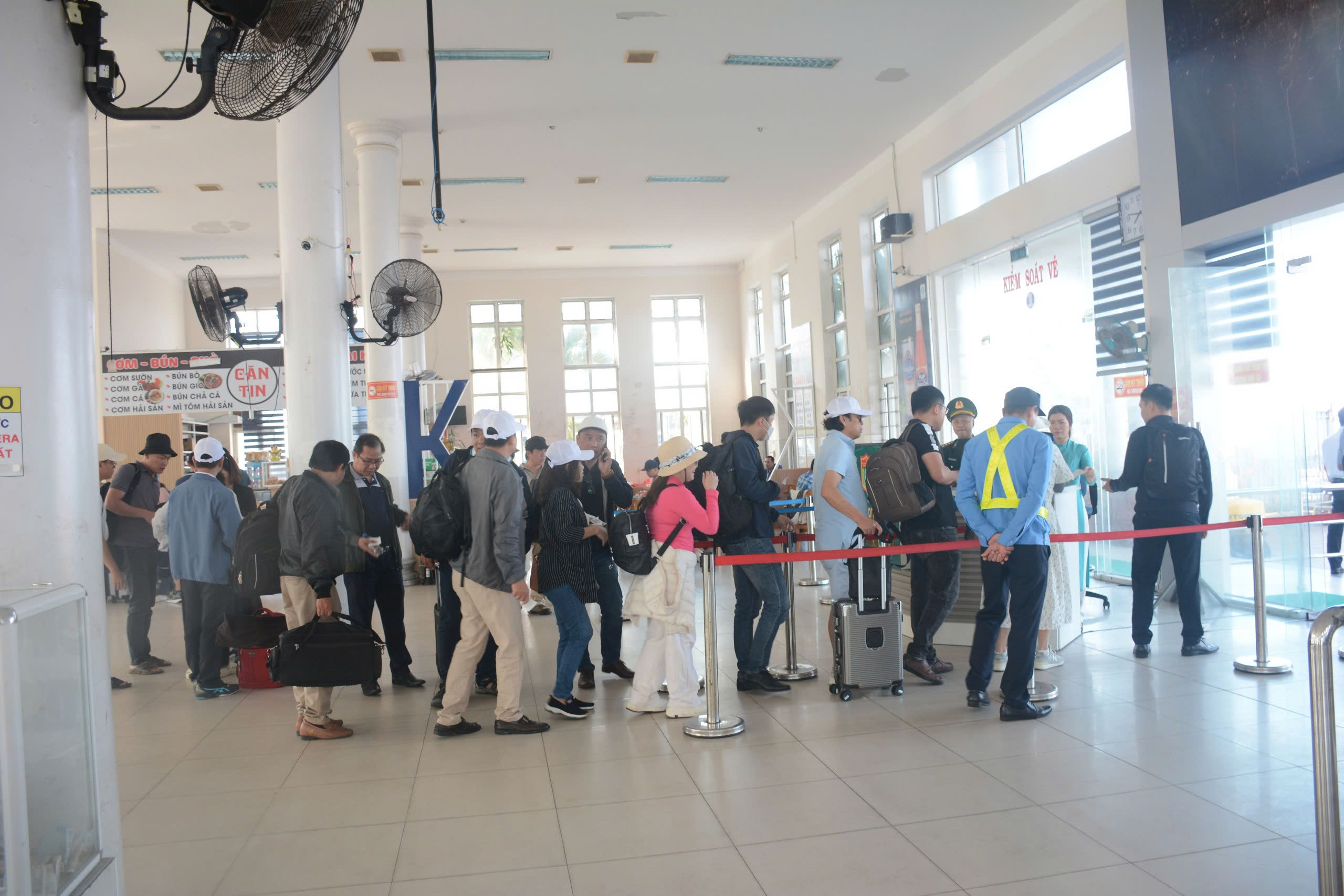 Sở X&acirc;y dựng Quảng Ng&atilde;i đề nghị điều chỉnh lại gi&aacute; v&eacute; t&agrave;u Sa Kỳ - L&yacute; Sơn- Ảnh 4.