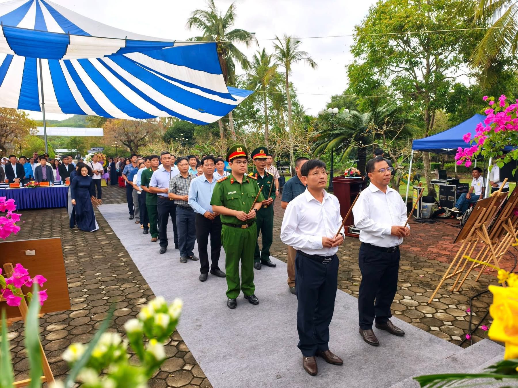 D&acirc;ng hương tưởng niệm 504 thường d&acirc;n bị thảm s&aacute;t ở Mỹ Kh&ecirc;- Ảnh 2.