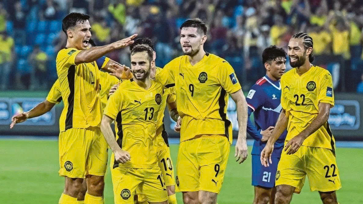 Tổng thư k&yacute; AFC tiết lộ l&yacute; do chưa đưa ra &aacute;n phạt cho b&oacute;ng đ&aacute; Malaysia- Ảnh 1.