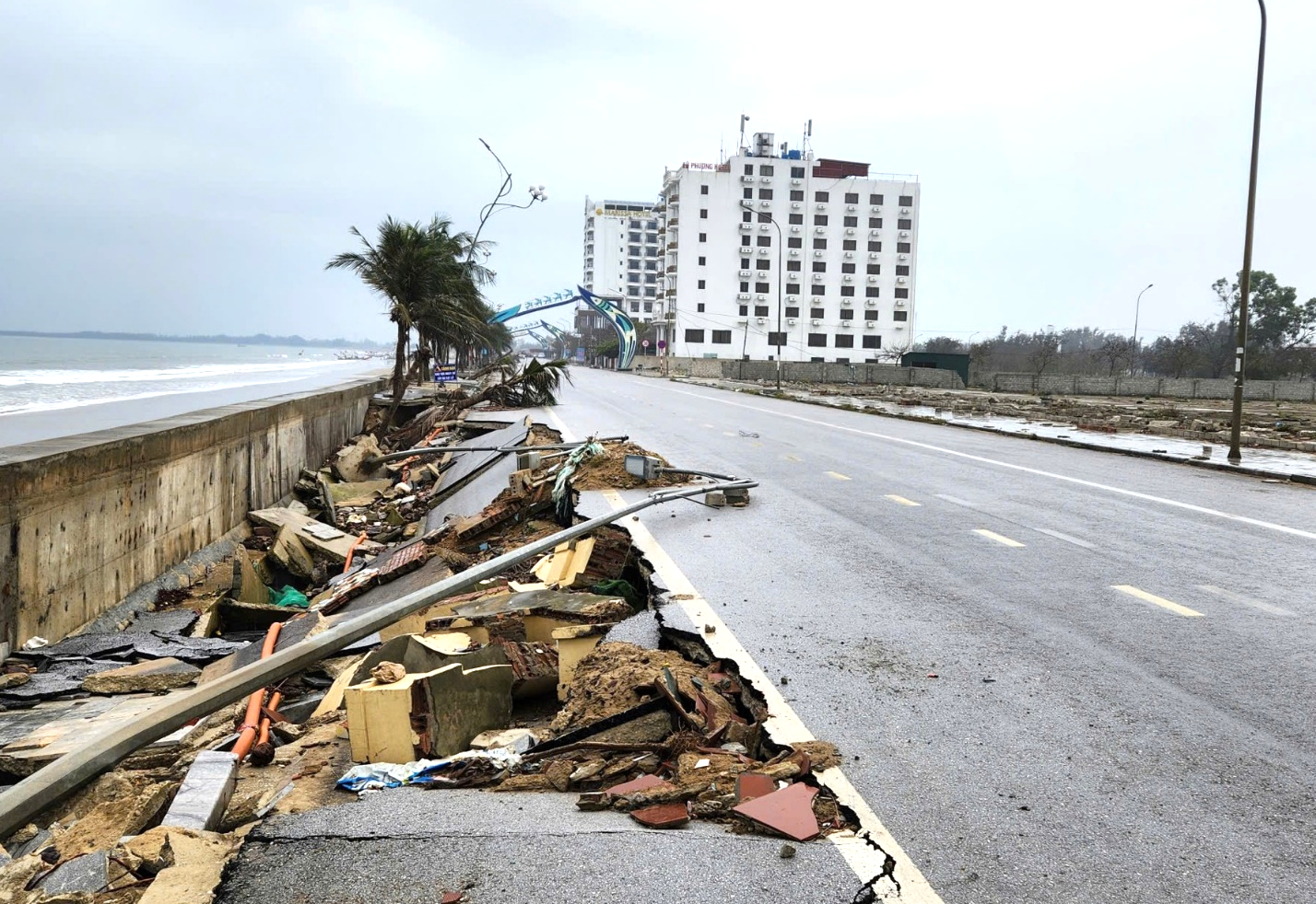 Thanh Ho&aacute;: L&ecirc;n phương &aacute;n khắc phục hư hỏng bờ k&egrave; biển Hải Tiến trước m&ugrave;a du lịch- Ảnh 1.