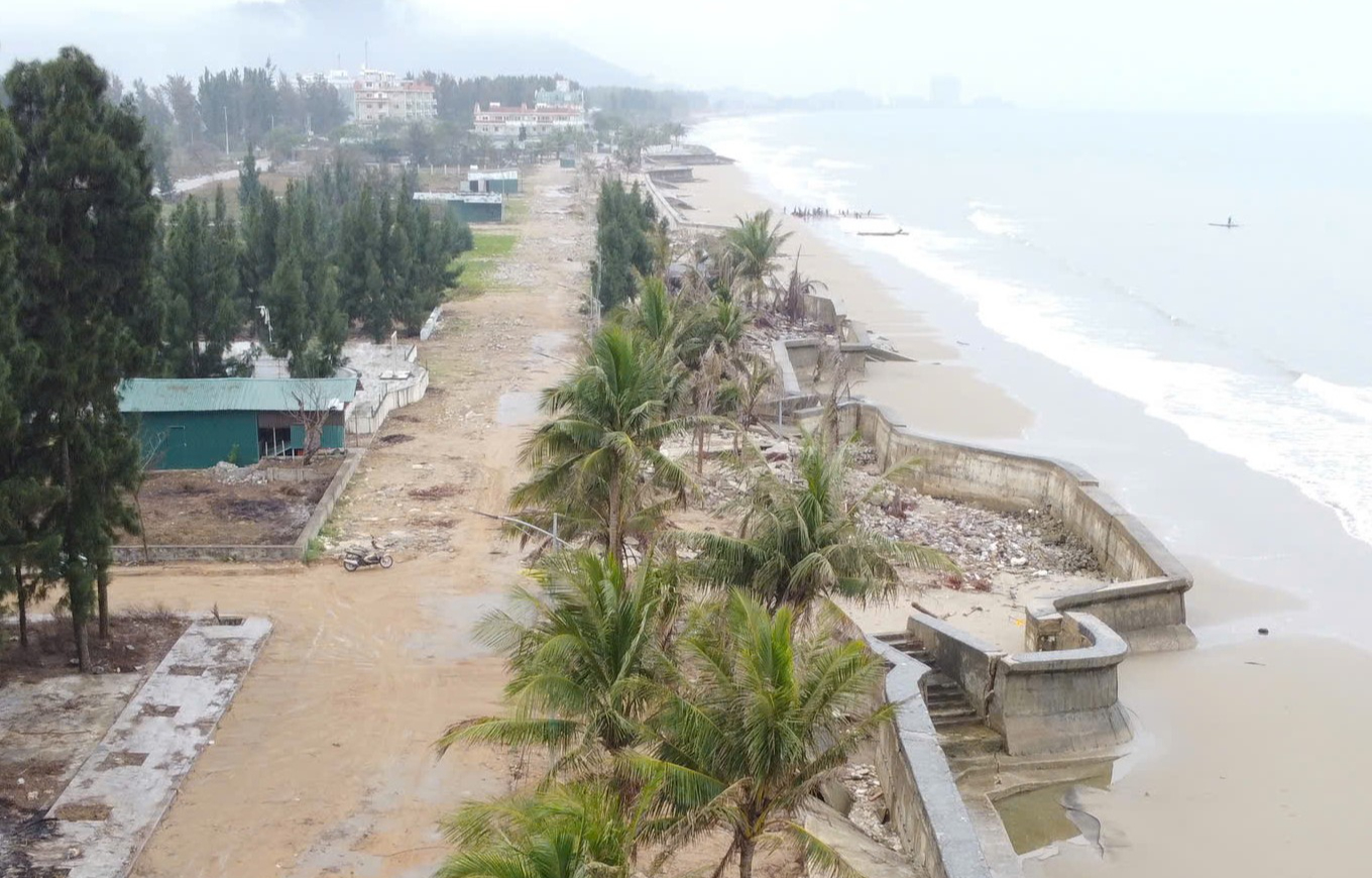 Thanh Ho&aacute;: L&ecirc;n phương &aacute;n khắc phục hư hỏng bờ k&egrave; biển Hải Tiến trước m&ugrave;a du lịch- Ảnh 2.
