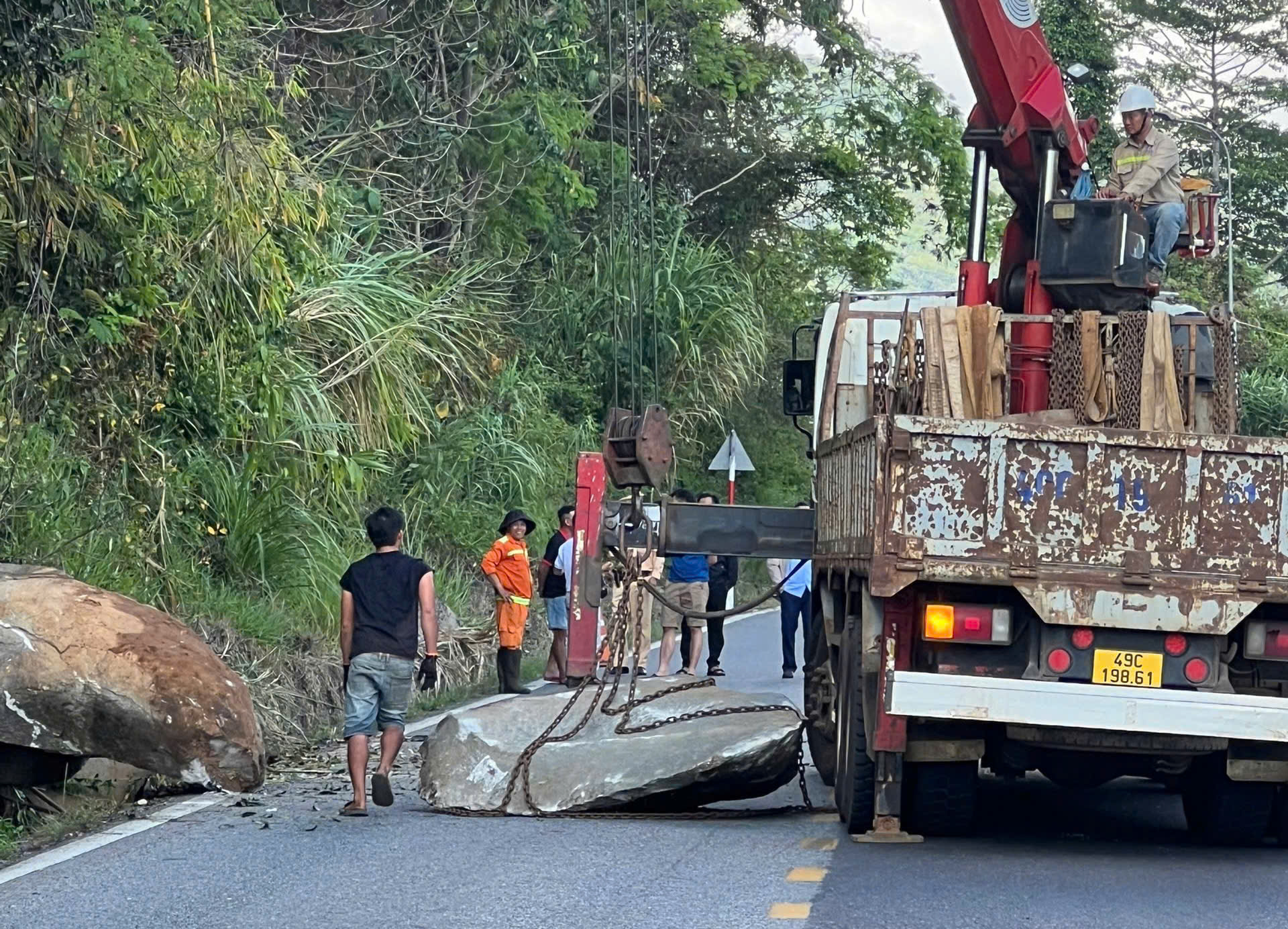 Xử l&yacute; khối đ&aacute; lớn ch&ecirc;nh v&ecirc;nh tr&ecirc;n đ&egrave;o Bảo Lộc- Ảnh 1.