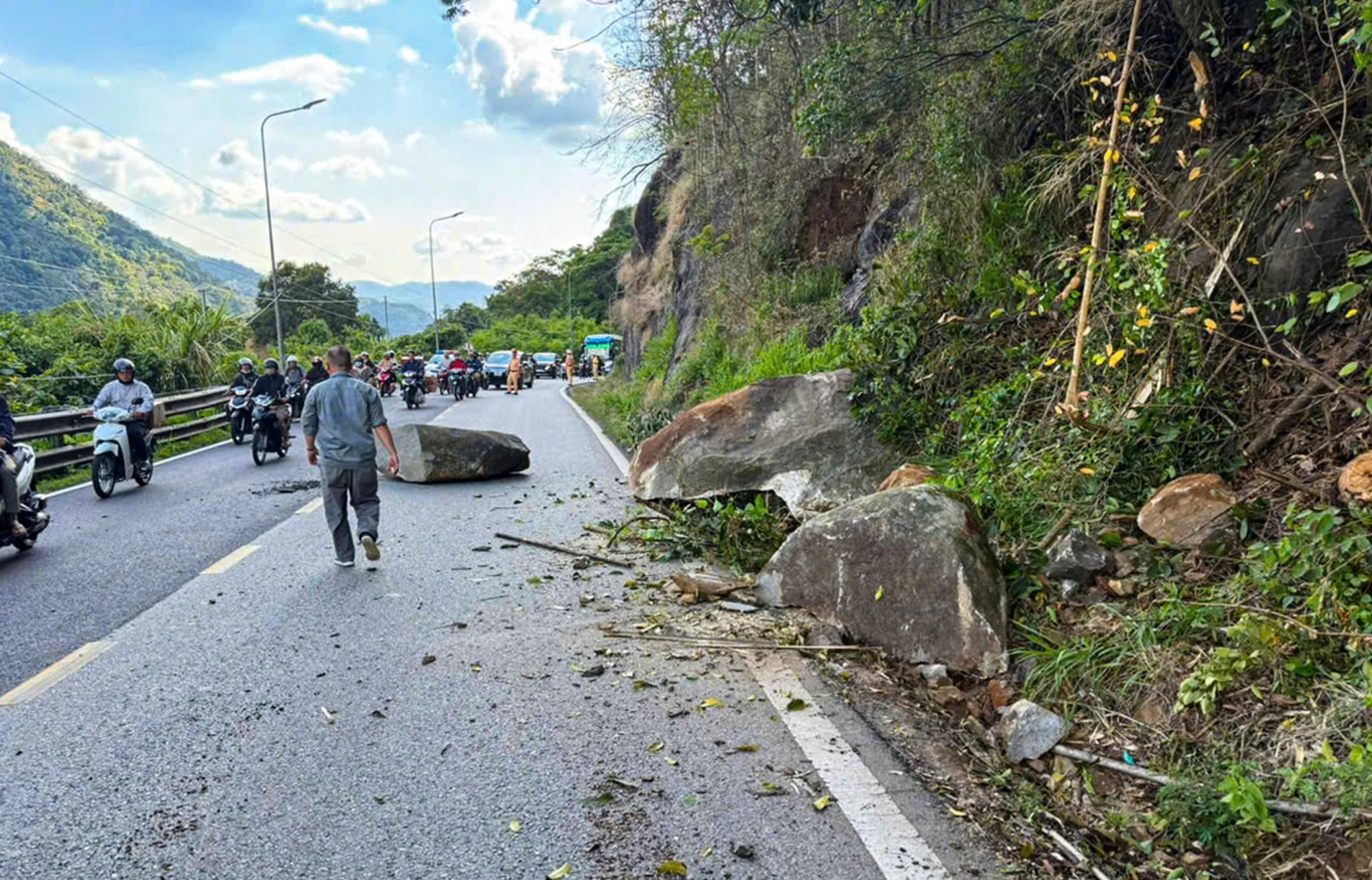 Xử l&yacute; khối đ&aacute; lớn ch&ecirc;nh v&ecirc;nh tr&ecirc;n đ&egrave;o Bảo Lộc- Ảnh 2.