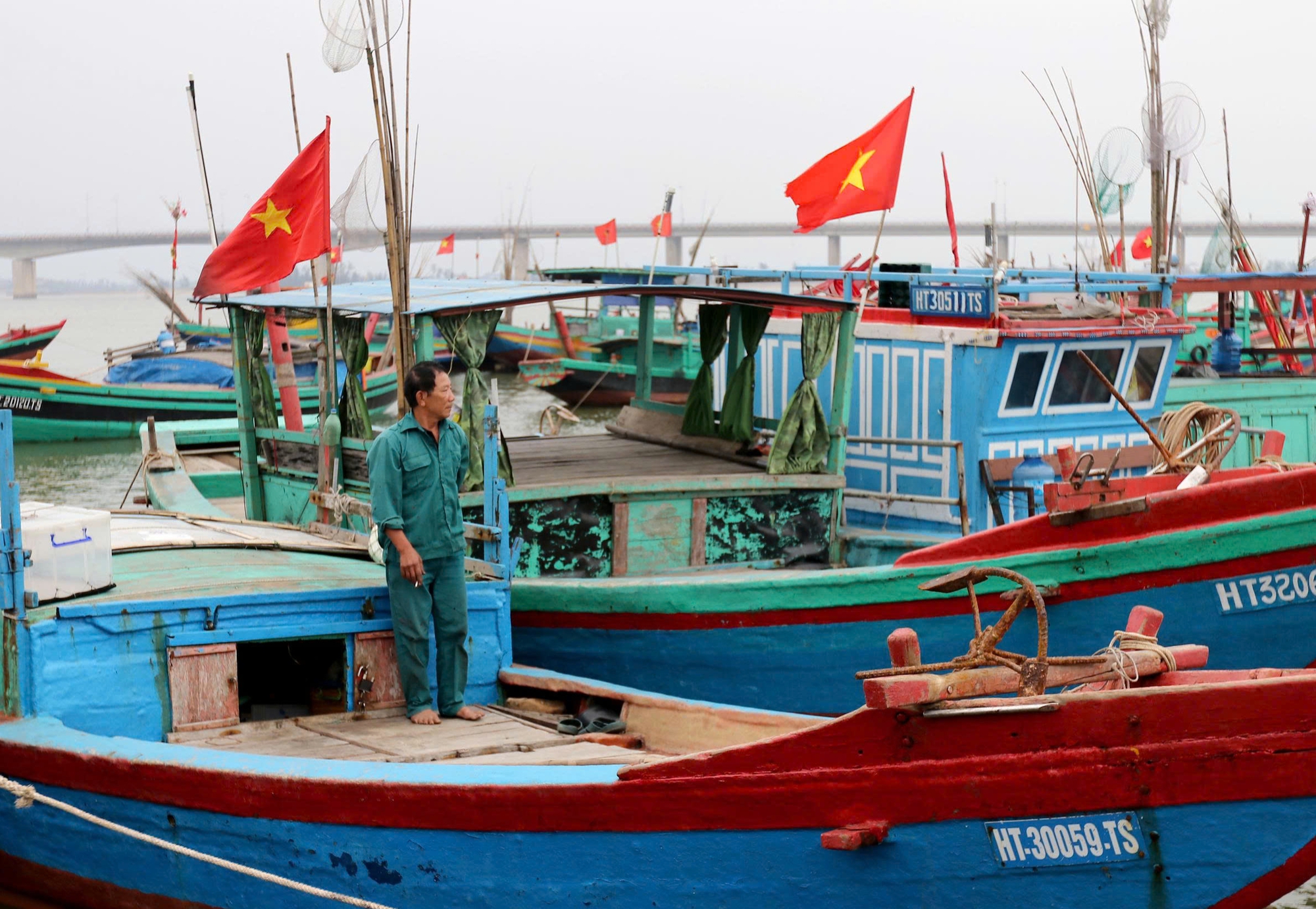 Ngư d&acirc;n H&agrave; Tĩnh ki&ecirc;n tr&igrave; b&aacute;m biển, tiết giảm chi ph&iacute; giữa &aacute;p lực nhi&ecirc;n liệu tăng cao- Ảnh 1.