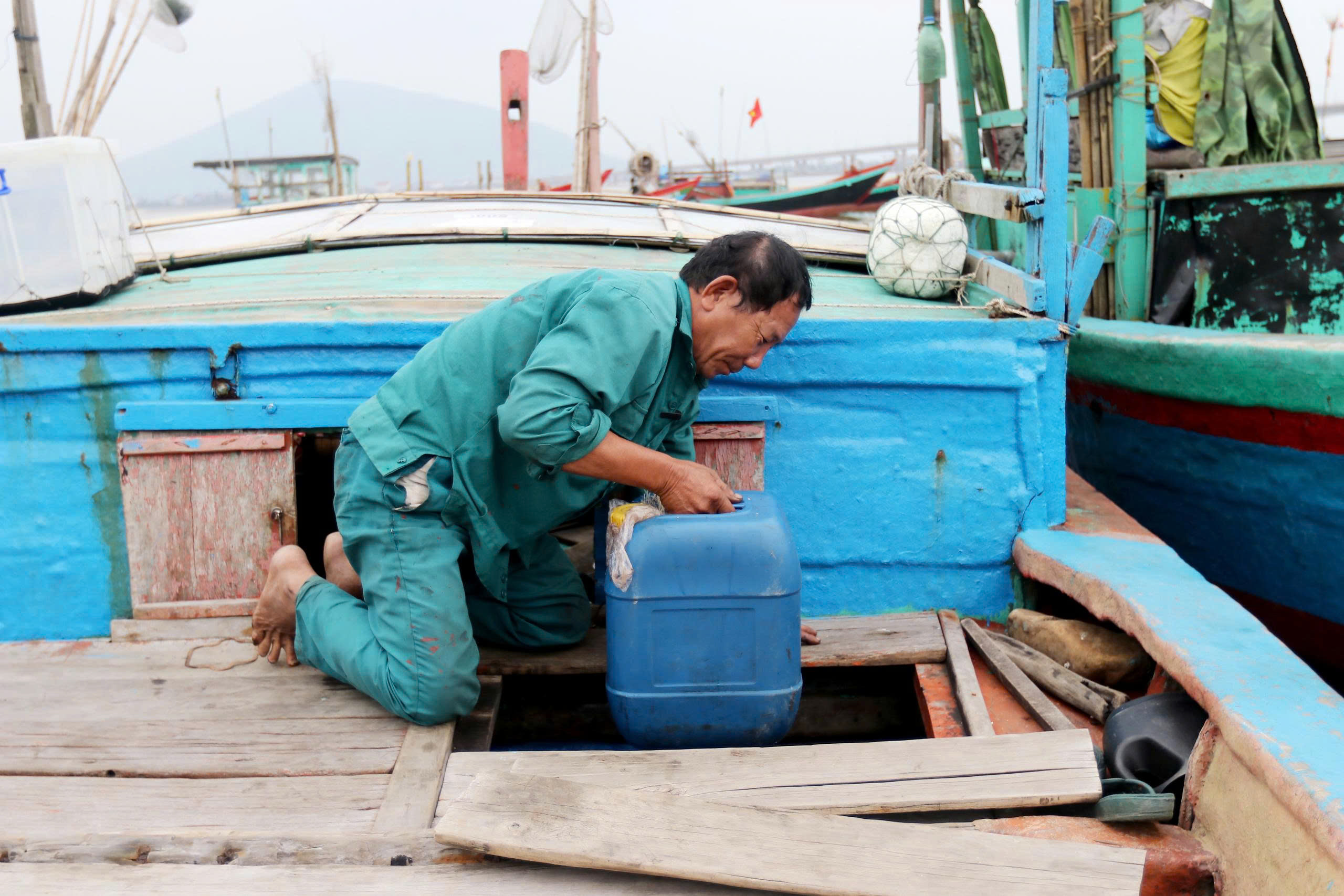 Ngư d&acirc;n H&agrave; Tĩnh ki&ecirc;n tr&igrave; b&aacute;m biển, tiết giảm chi ph&iacute; giữa &aacute;p lực nhi&ecirc;n liệu tăng cao- Ảnh 4.