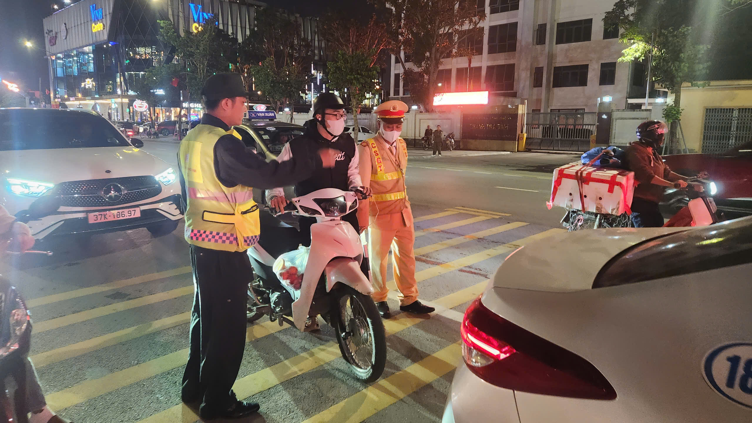 Kế hoạch 373 - "Quả đấm th&eacute;p" trấn &aacute;p vi phạm, tội phạm tr&ecirc;n c&aacute;c tuyến đường xứ Nghệ- Ảnh 11.