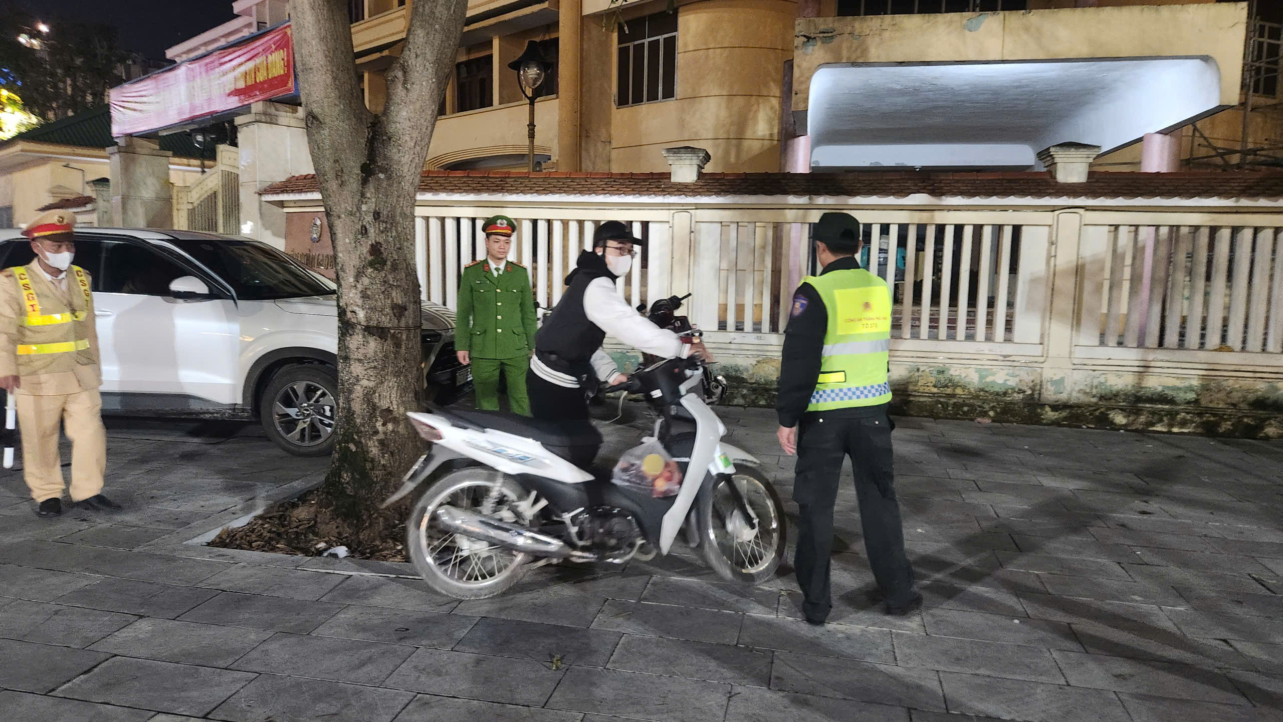 Kế hoạch 373 - "Quả đấm th&eacute;p" trấn &aacute;p vi phạm, tội phạm tr&ecirc;n c&aacute;c tuyến đường xứ Nghệ- Ảnh 4.