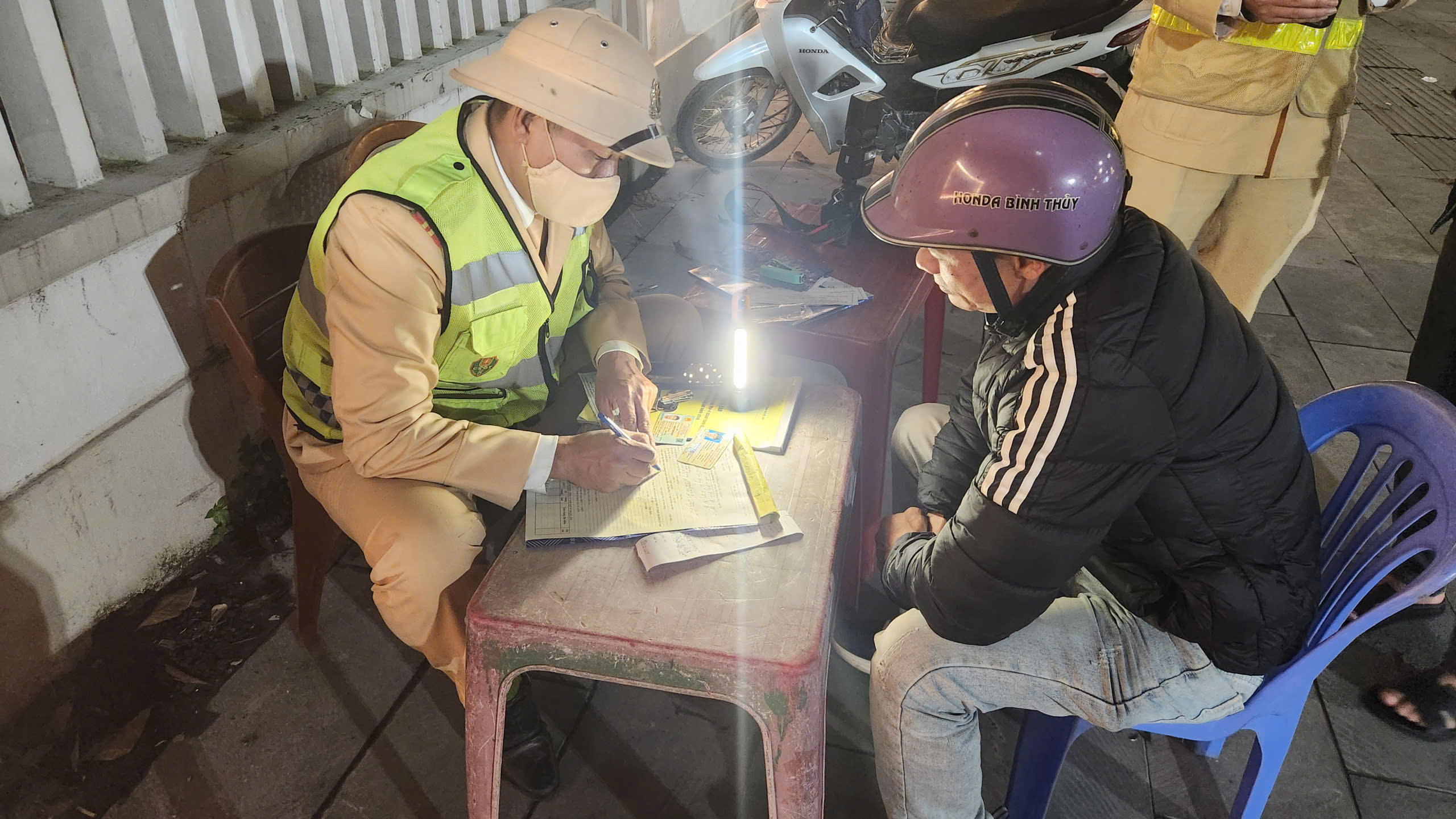 Kế hoạch 373 - "Quả đấm th&eacute;p" trấn &aacute;p vi phạm, tội phạm tr&ecirc;n c&aacute;c tuyến đường xứ Nghệ- Ảnh 8.