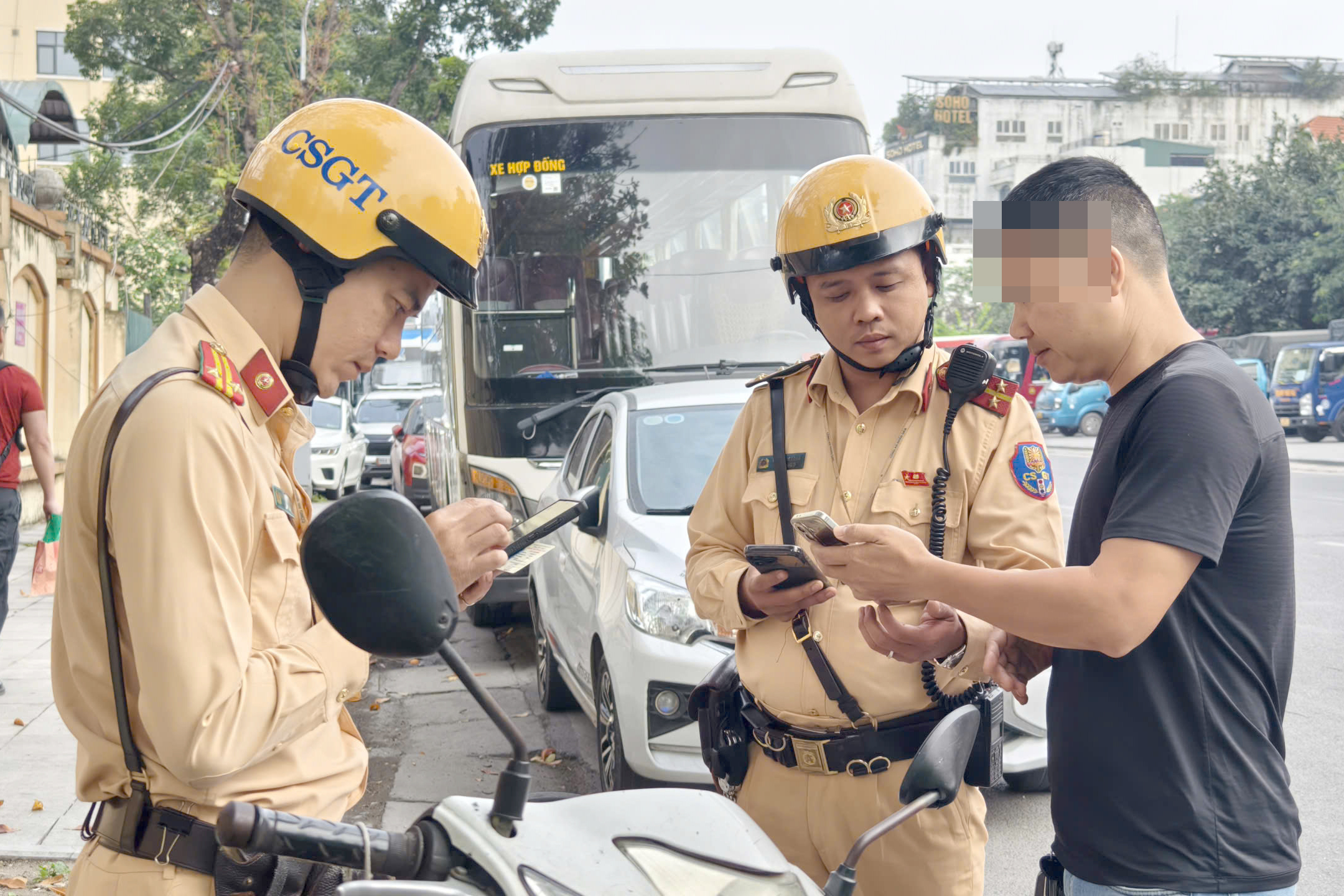 CSGT H&agrave; Nội xử phạt nhiều xe du lịch đỗ sai quy định quanh phố cổ- Ảnh 4.