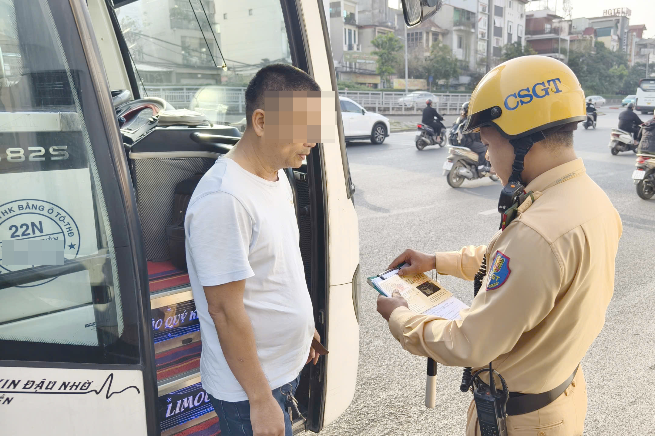 CSGT H&agrave; Nội xử phạt nhiều xe du lịch đỗ sai quy định quanh phố cổ- Ảnh 2.