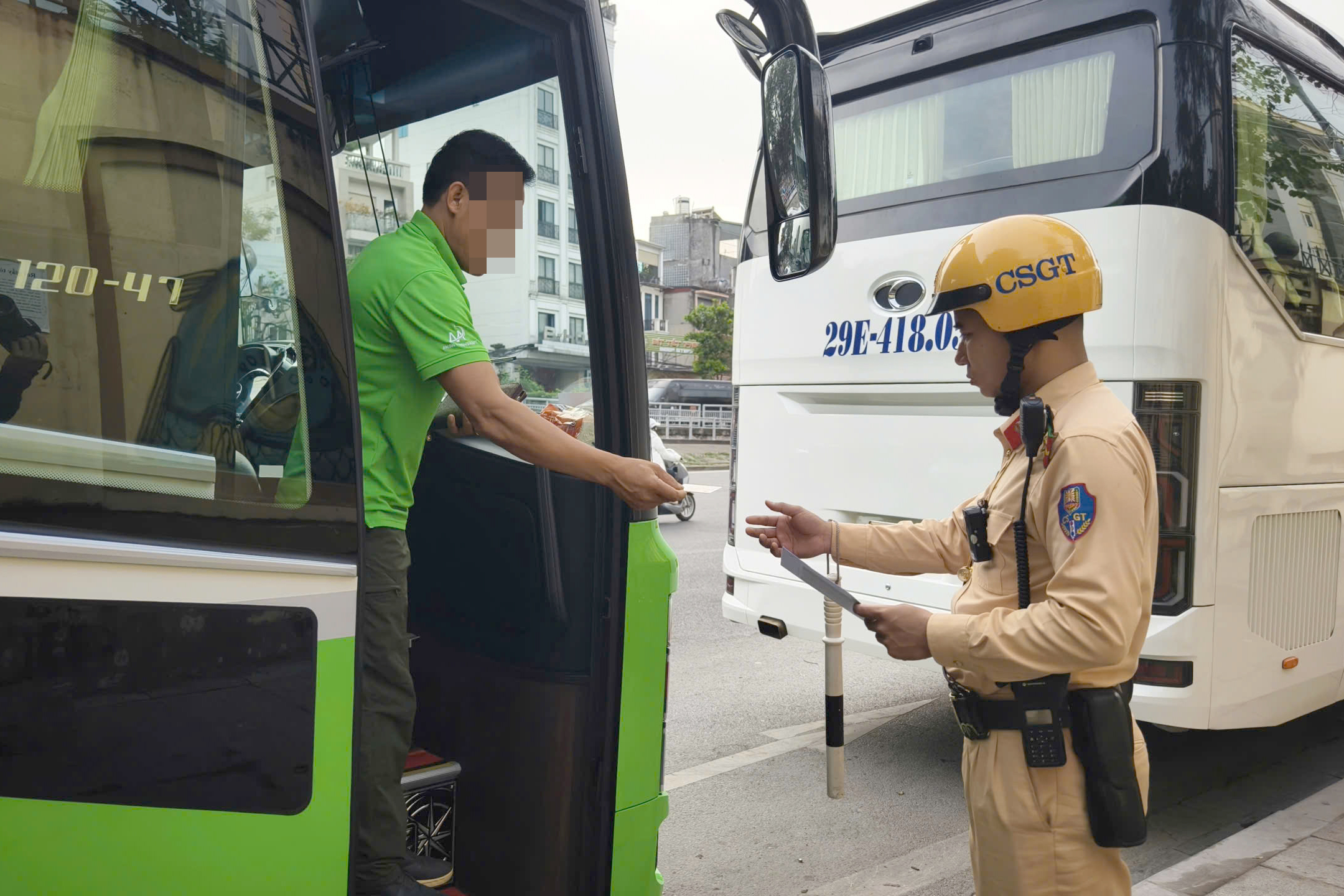 CSGT H&agrave; Nội xử phạt nhiều xe du lịch đỗ sai quy định quanh phố cổ- Ảnh 3.