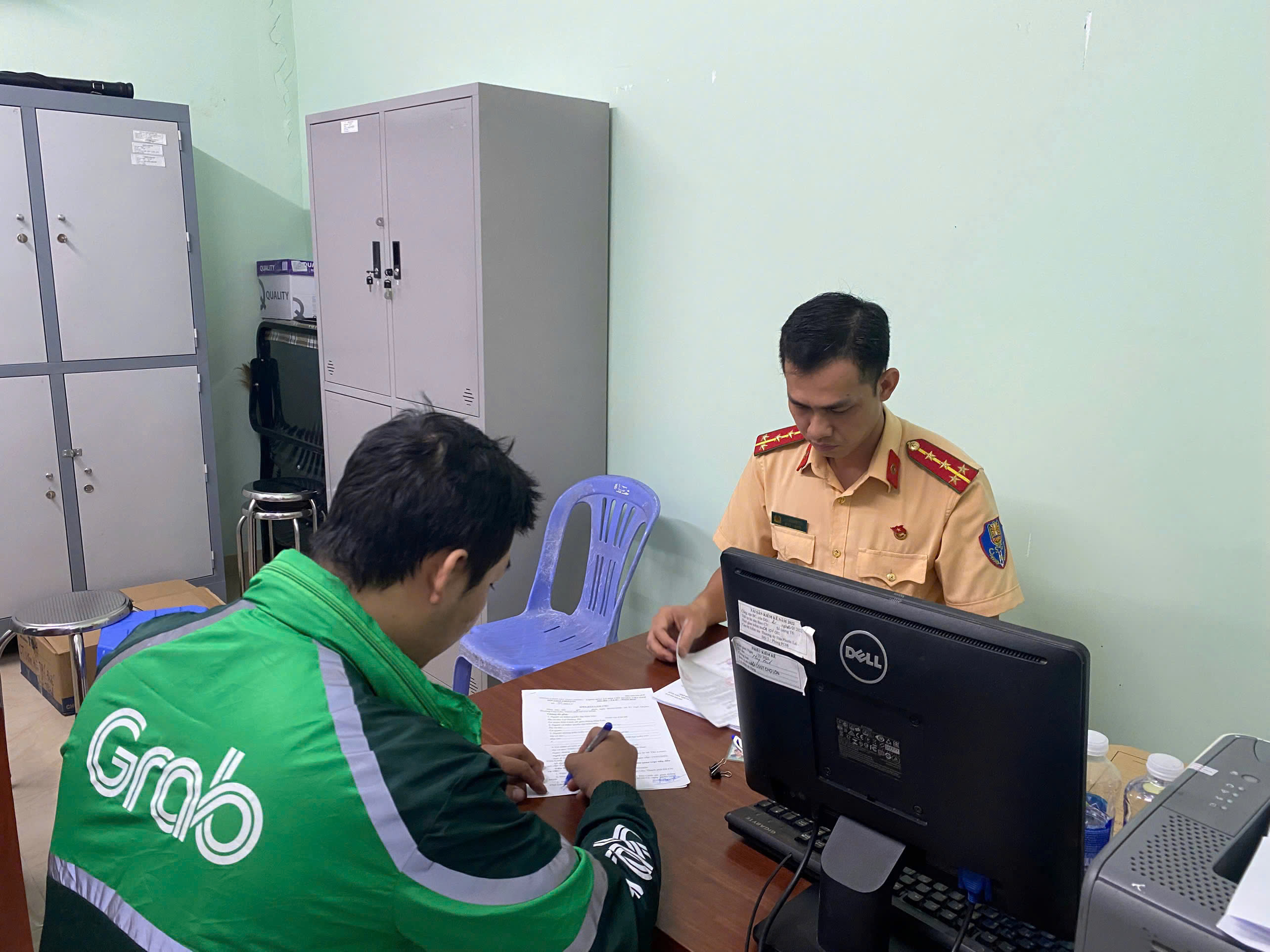 TP.HCM xử l&yacute; nhiều trường hợp đăng th&ocirc;ng tin sai sự thật về CSGT tr&ecirc;n mạng x&atilde; hội- Ảnh 3.