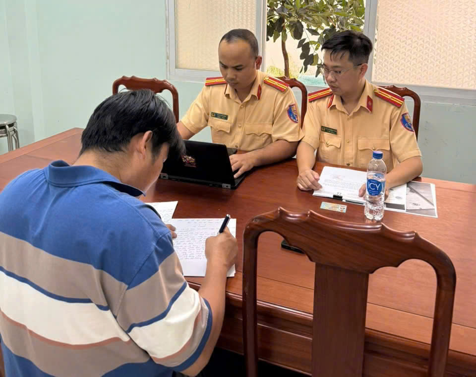 TP.HCM xử l&yacute; nhiều trường hợp đăng th&ocirc;ng tin sai sự thật về CSGT tr&ecirc;n mạng x&atilde; hội- Ảnh 2.