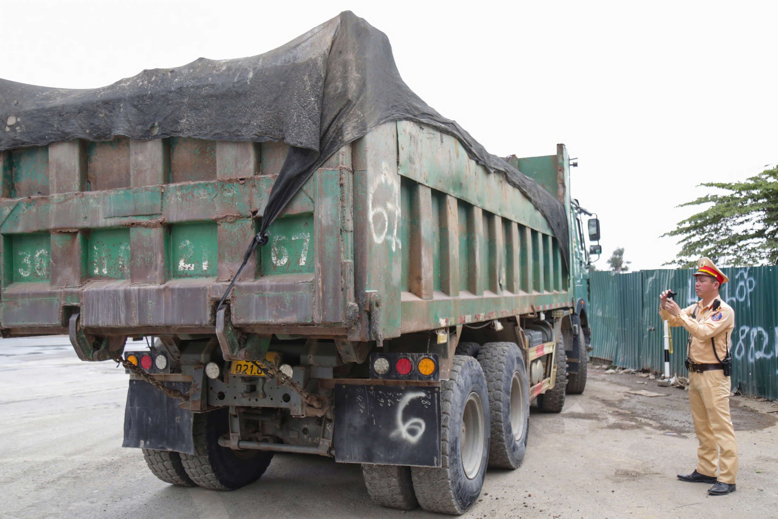 CSGT H&agrave; Nội xử l&yacute; nhiều xe tải l&agrave;m rơi đất thải xuống đường- Ảnh 2.