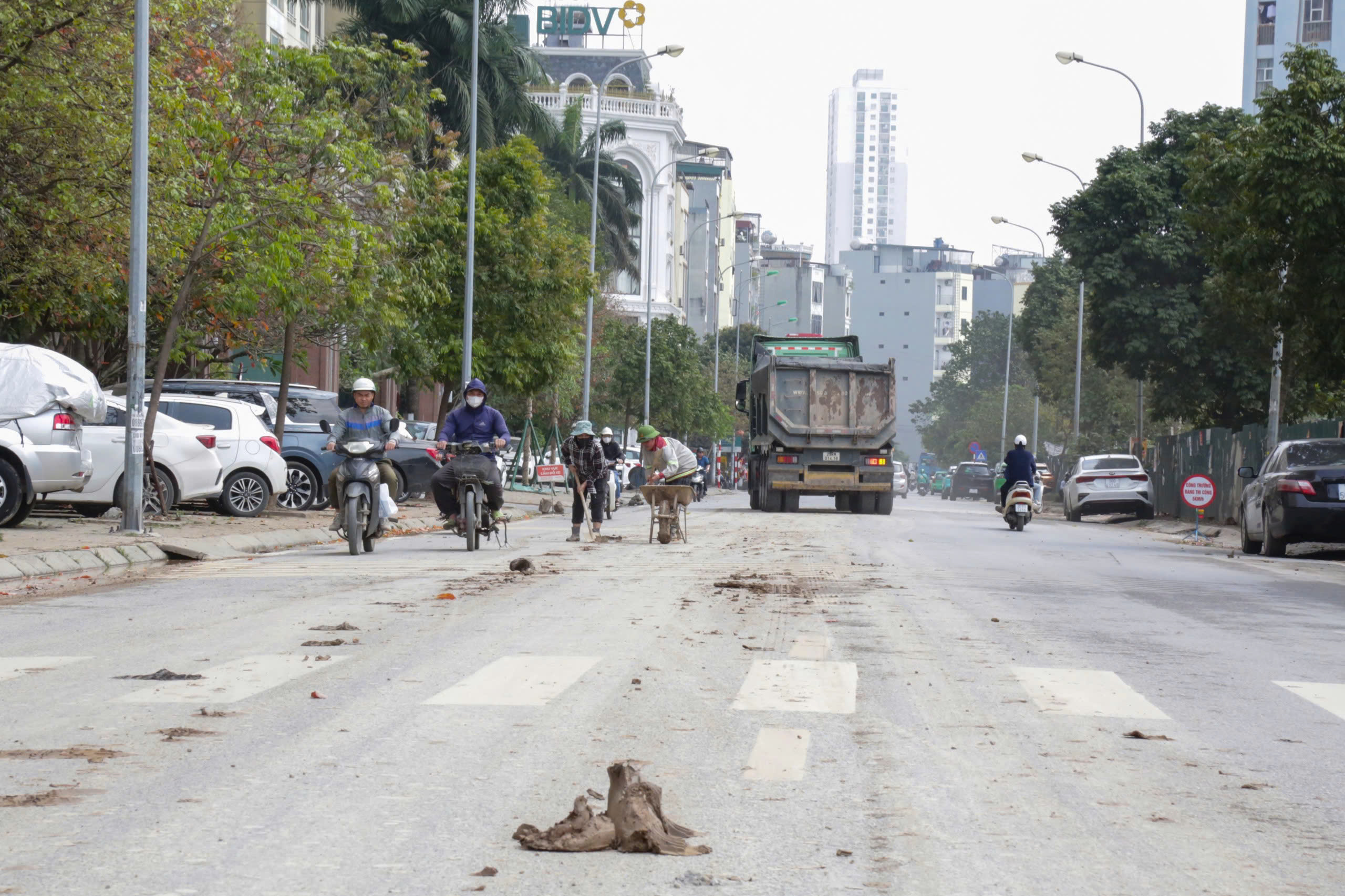 CSGT H&agrave; Nội xử l&yacute; nhiều xe tải l&agrave;m rơi đất thải xuống đường- Ảnh 4.