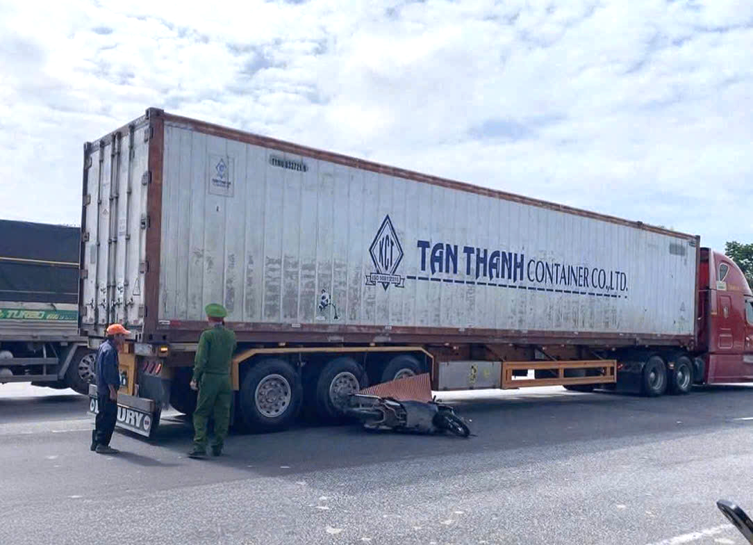 Xe m&aacute;y va chạm xe container tr&ecirc;n QL1 đoạn qua Huế, người phụ nữ tử vong tại chỗ- Ảnh 1.