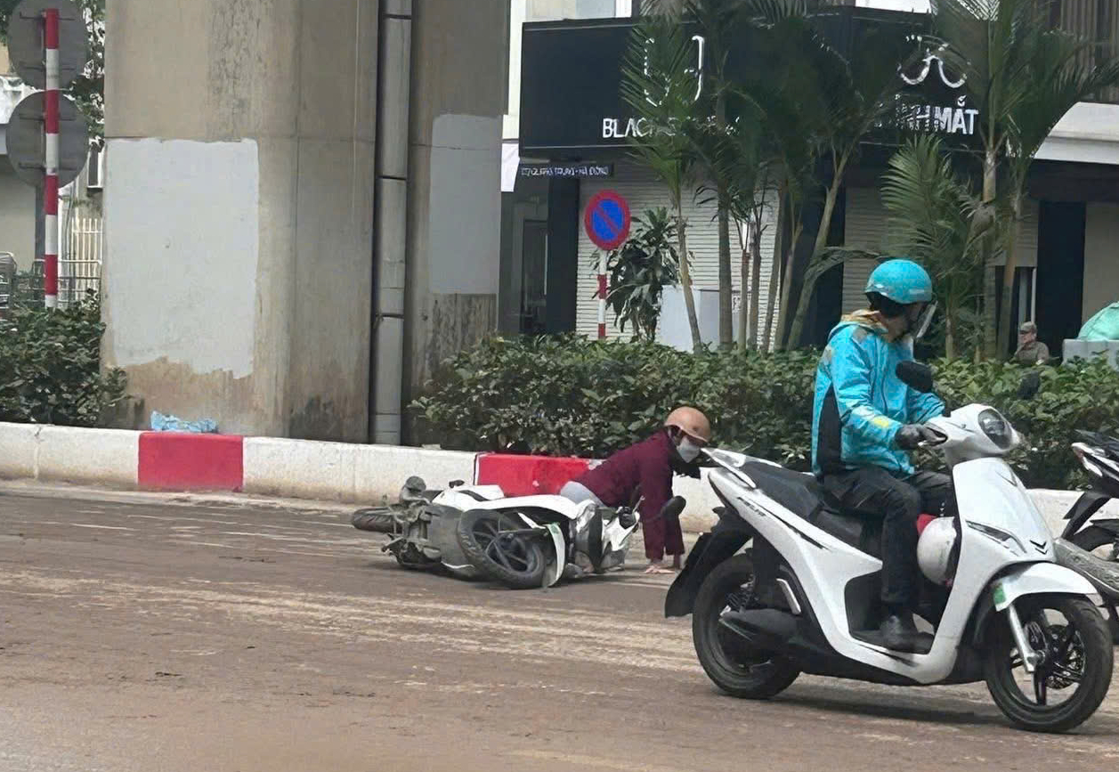 CSGT H&agrave; Nội xử l&yacute; nhiều xe tải l&agrave;m rơi đất thải xuống đường- Ảnh 1.