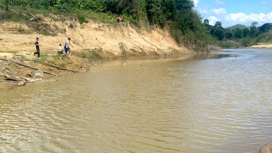 Đắk Lắk: Bốn học sinh lớp 3 rủ nhau tắm sông, một em tử vong- Ảnh 1. Đắk Lắk: Bốn học sinh lớp 3 rủ nhau tắm sông, một em tử vong- Ảnh 1.