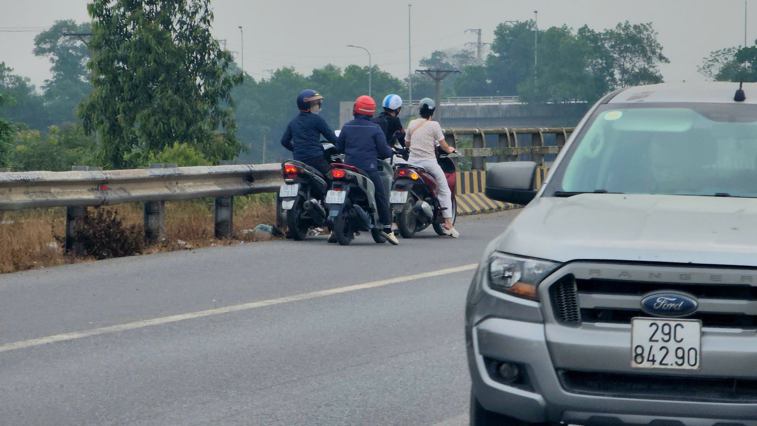 Bắc Ninh: Xe m&aacute;y ngang nhi&ecirc;n đi ngược chiều, quay đầu tr&aacute;i ph&eacute;p tr&ecirc;n QL18- Ảnh 1.