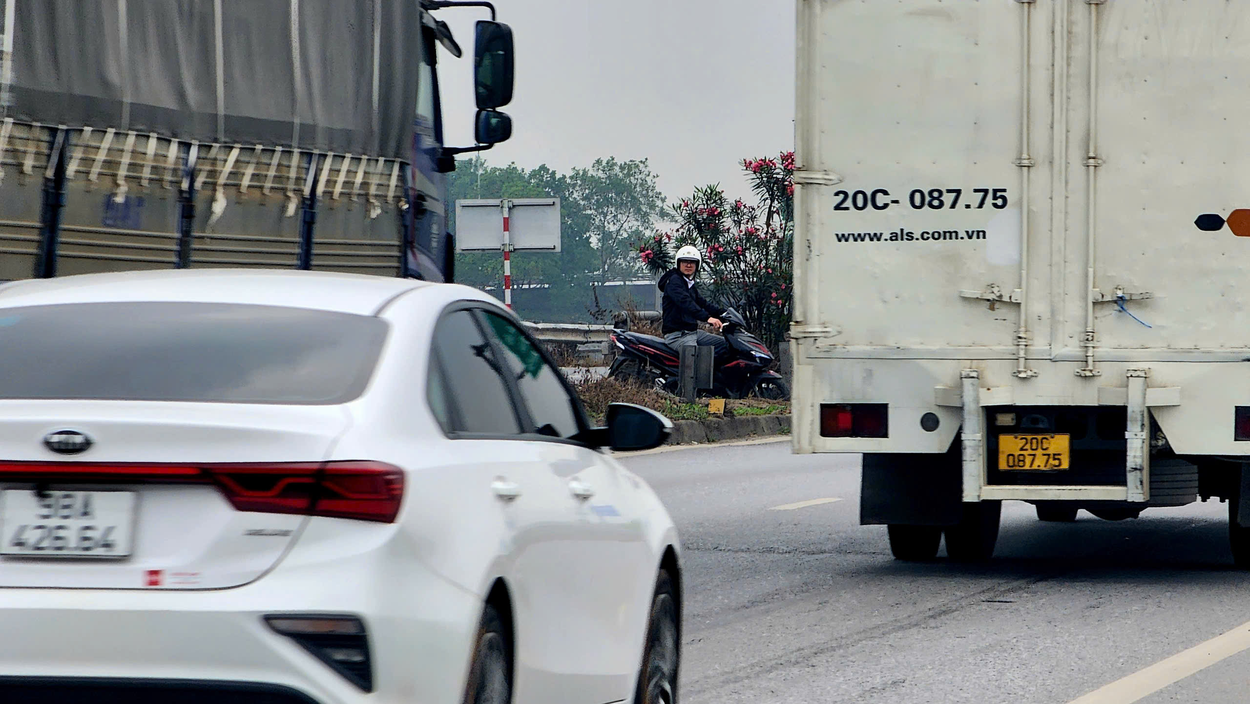 Bắc Ninh: Xe m&aacute;y ngang nhi&ecirc;n đi ngược chiều, quay đầu tr&aacute;i ph&eacute;p tr&ecirc;n QL18- Ảnh 10.