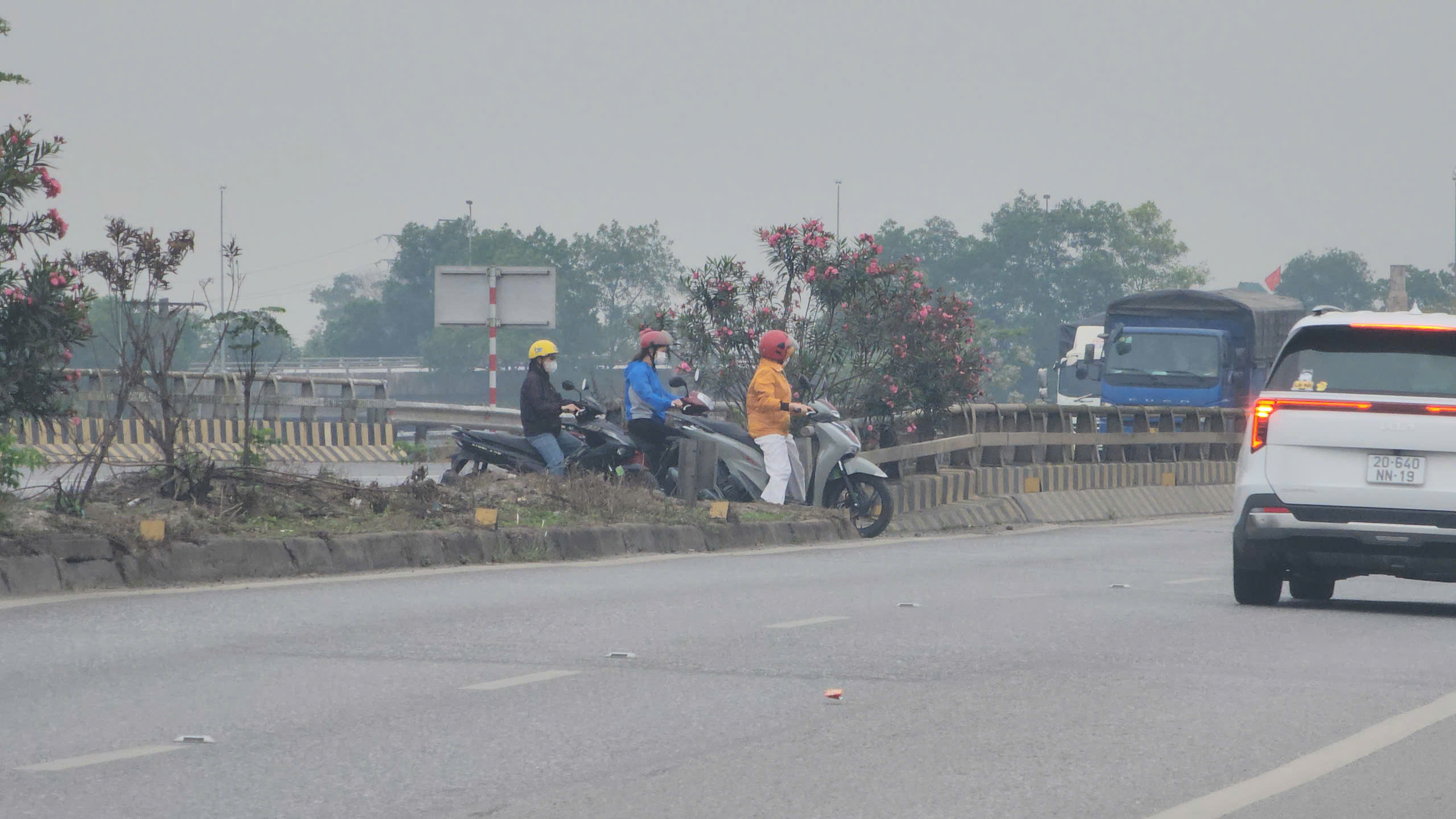 Bắc Ninh: Xe m&aacute;y ngang nhi&ecirc;n đi ngược chiều, quay đầu tr&aacute;i ph&eacute;p tr&ecirc;n QL18- Ảnh 12.