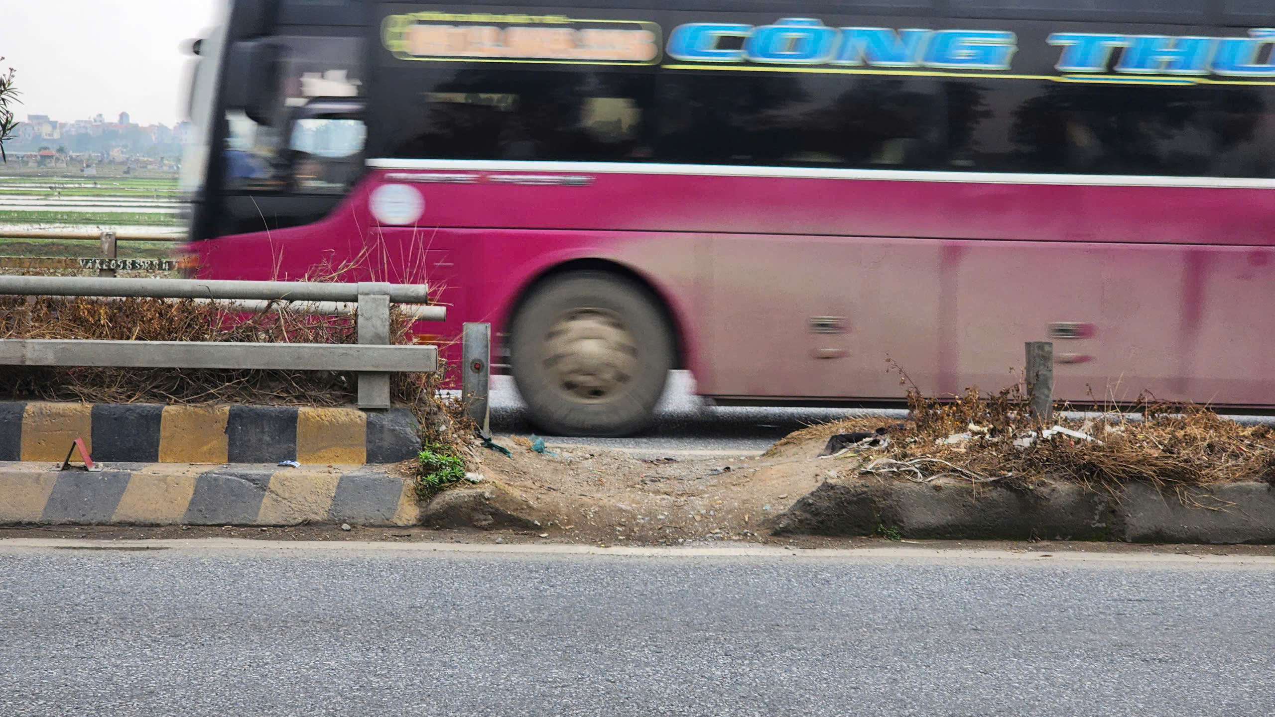 Bắc Ninh: Xe m&aacute;y ngang nhi&ecirc;n đi ngược chiều, quay đầu tr&aacute;i ph&eacute;p tr&ecirc;n QL18- Ảnh 13.