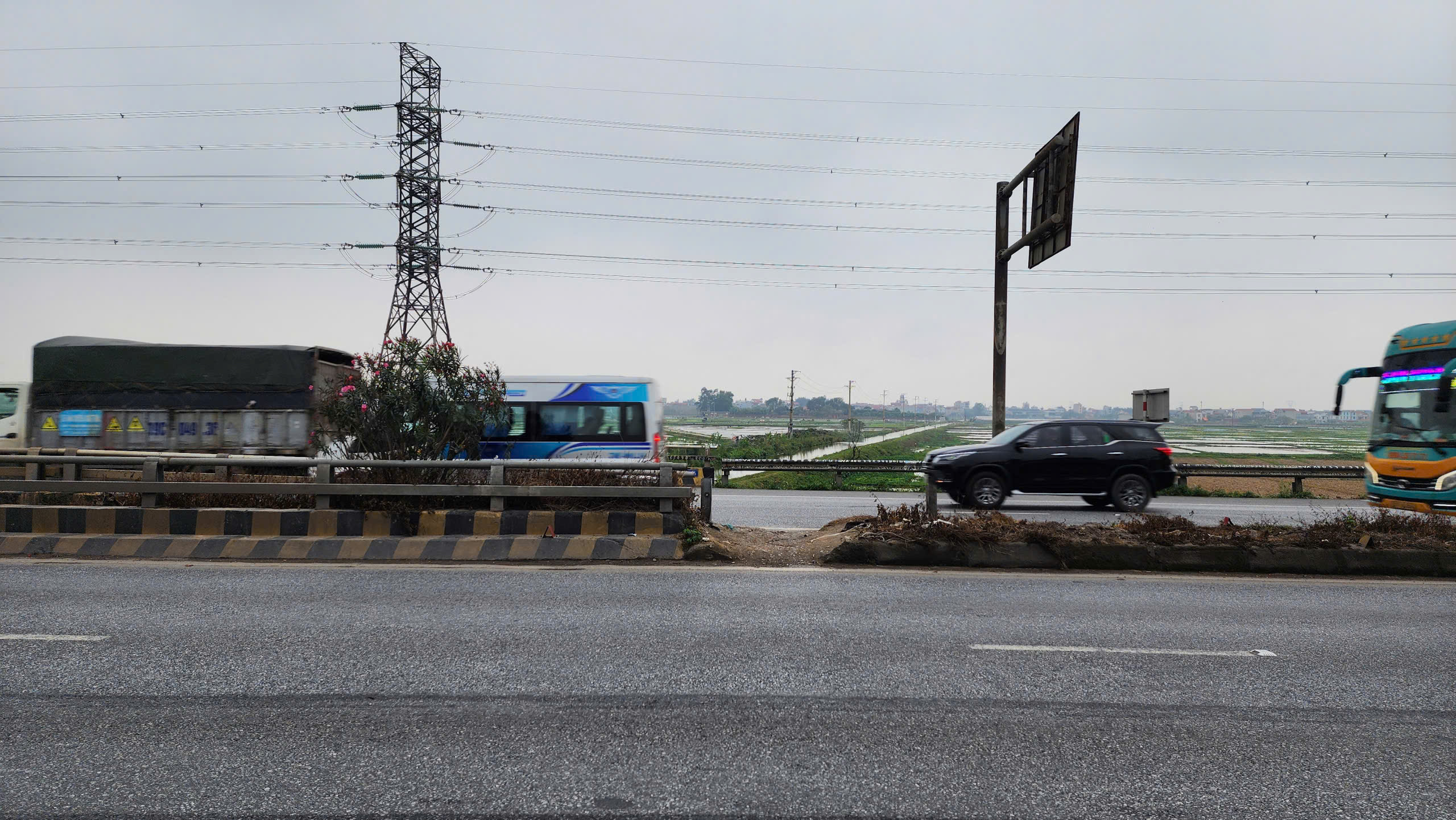 Bắc Ninh: Xe m&aacute;y ngang nhi&ecirc;n đi ngược chiều, quay đầu tr&aacute;i ph&eacute;p tr&ecirc;n QL18- Ảnh 16.