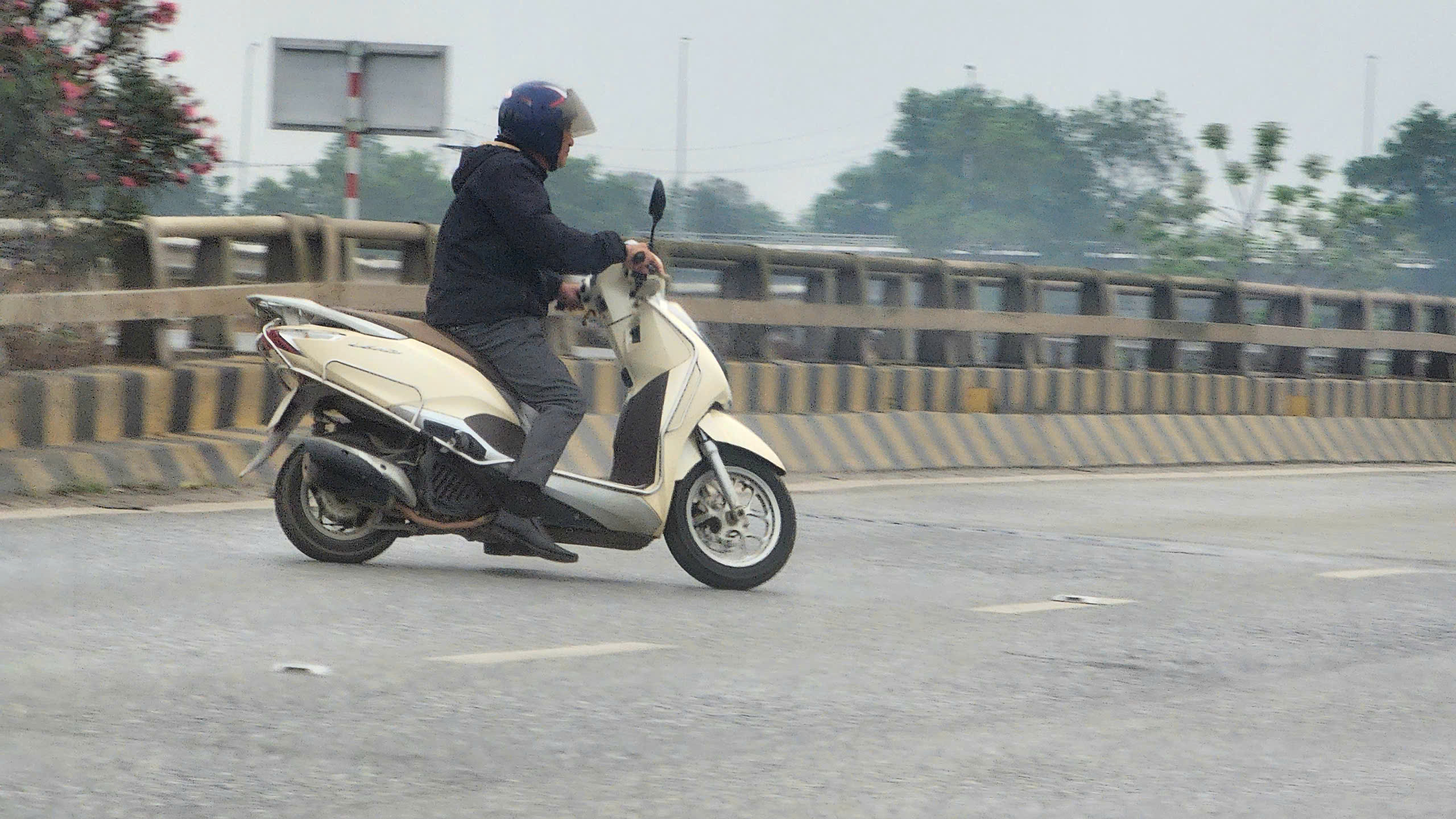 Bắc Ninh: Xe m&aacute;y ngang nhi&ecirc;n đi ngược chiều, quay đầu tr&aacute;i ph&eacute;p tr&ecirc;n QL18- Ảnh 17.