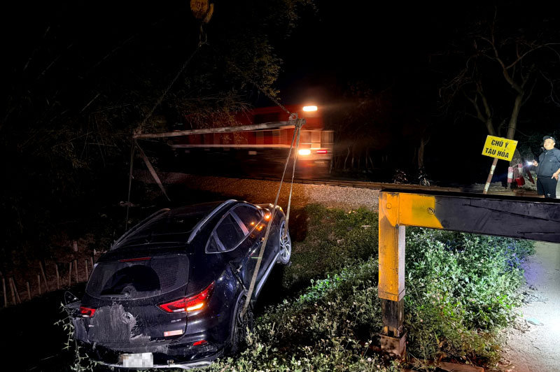 &Ocirc; t&ocirc; gặp nạn được lực lượng cứu hộ đưa l&ecirc;n bờ - Ảnh: Đ&igrave;nh Hiếu.