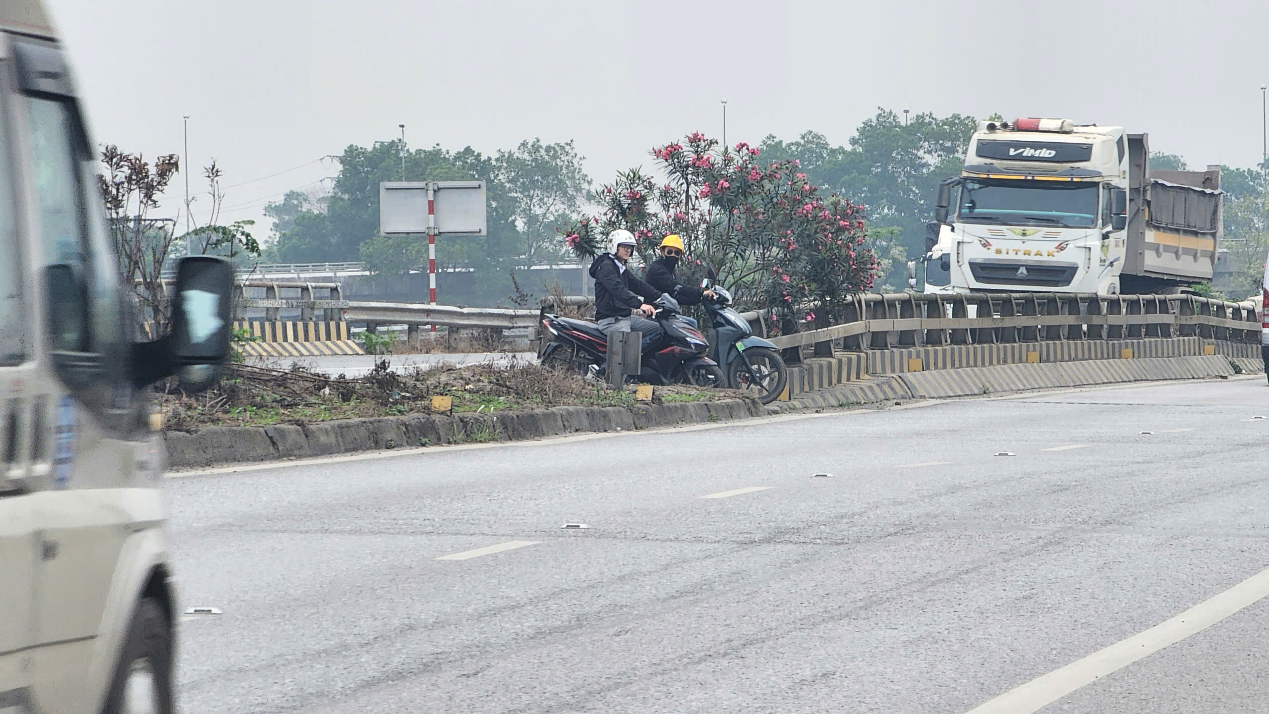 Bắc Ninh: Xe m&aacute;y ngang nhi&ecirc;n đi ngược chiều, quay đầu tr&aacute;i ph&eacute;p tr&ecirc;n QL18- Ảnh 15.