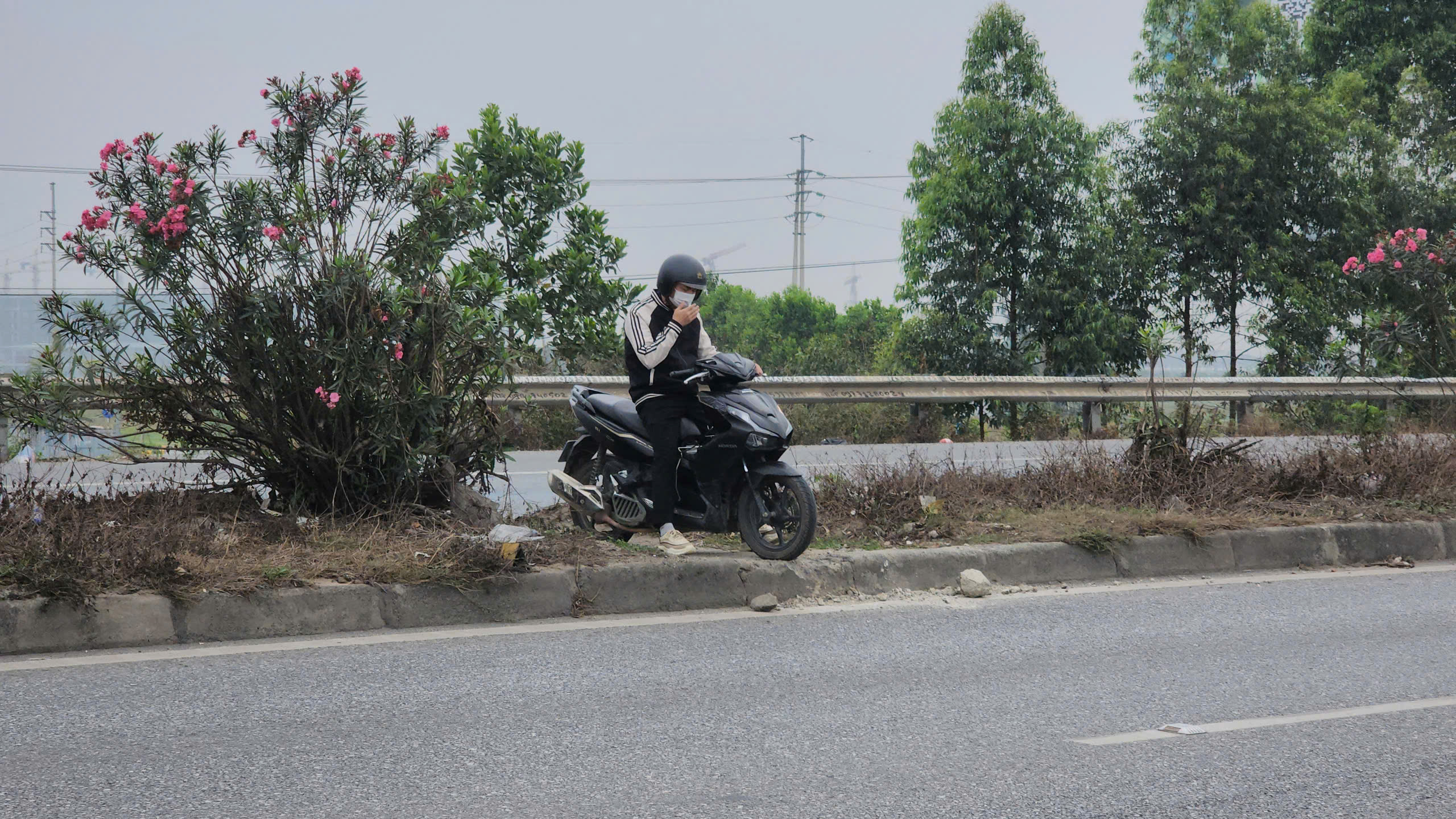 Bắc Ninh: Xe m&aacute;y ngang nhi&ecirc;n đi ngược chiều, quay đầu tr&aacute;i ph&eacute;p tr&ecirc;n QL18- Ảnh 2.