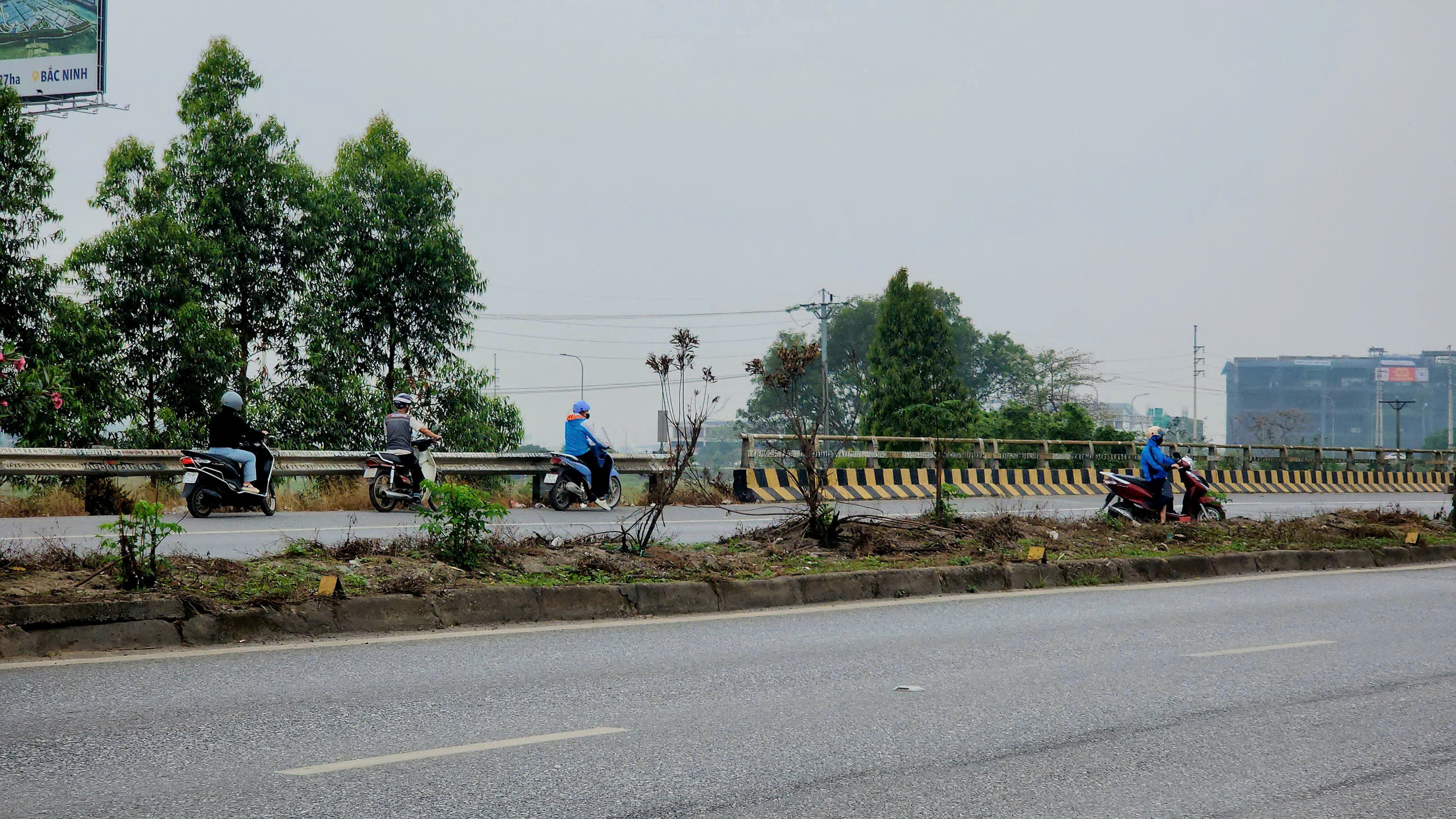 Bắc Ninh: Xe m&aacute;y ngang nhi&ecirc;n đi ngược chiều, quay đầu tr&aacute;i ph&eacute;p tr&ecirc;n QL18- Ảnh 22.