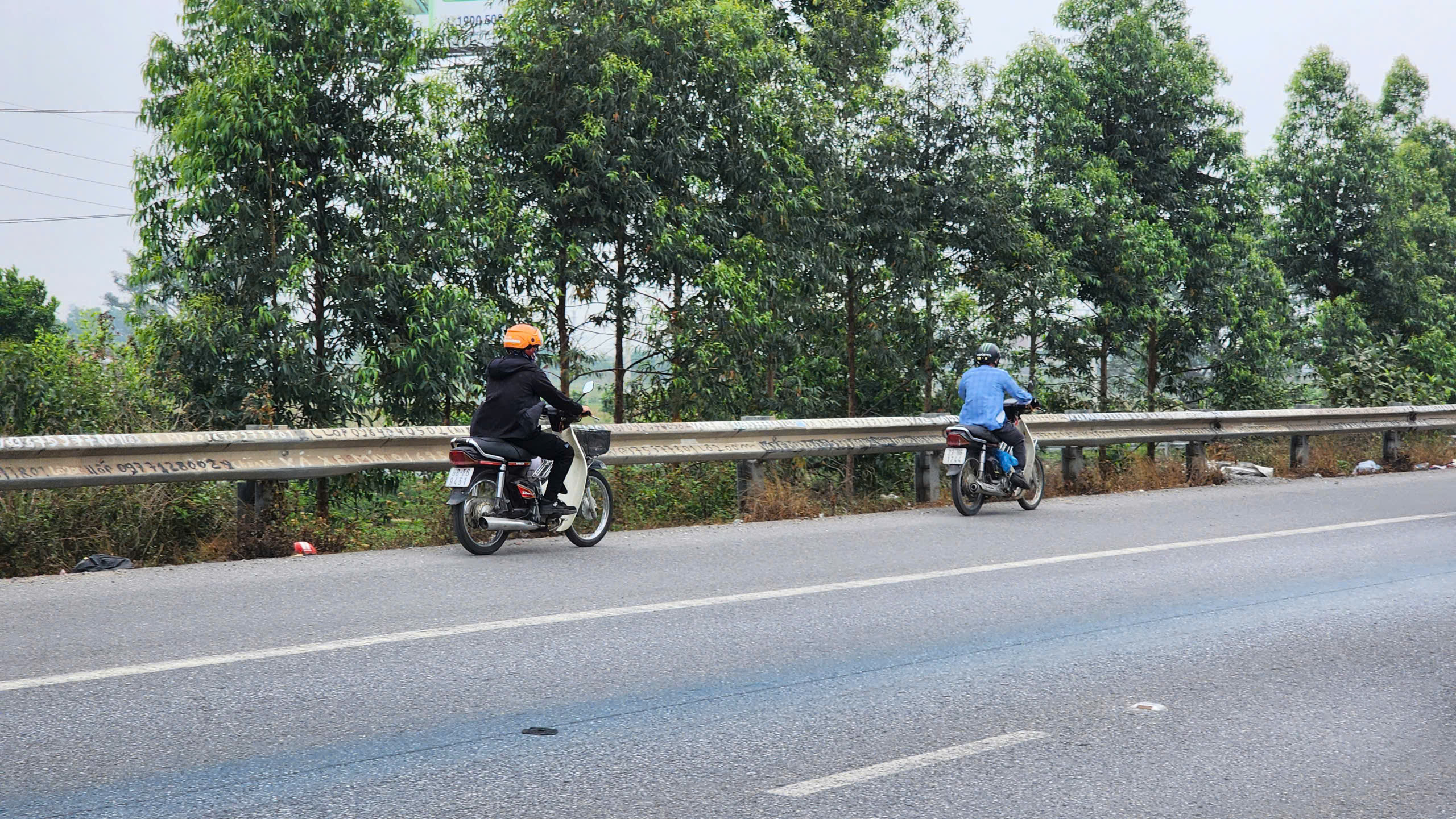 Bắc Ninh: Xe m&aacute;y ngang nhi&ecirc;n đi ngược chiều, quay đầu tr&aacute;i ph&eacute;p tr&ecirc;n QL18- Ảnh 23.