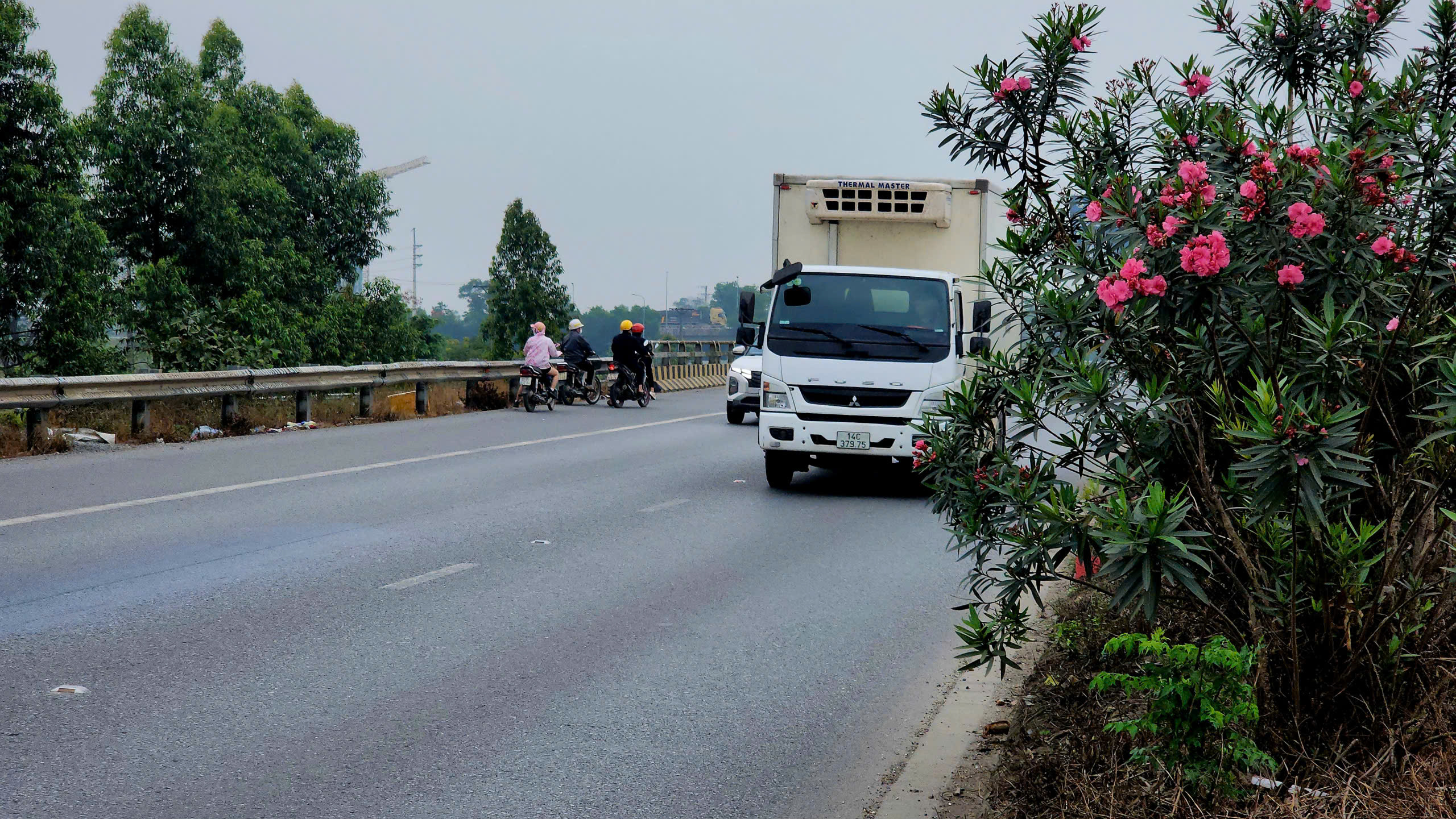 Bắc Ninh: Xe m&aacute;y ngang nhi&ecirc;n đi ngược chiều, quay đầu tr&aacute;i ph&eacute;p tr&ecirc;n QL18- Ảnh 25.