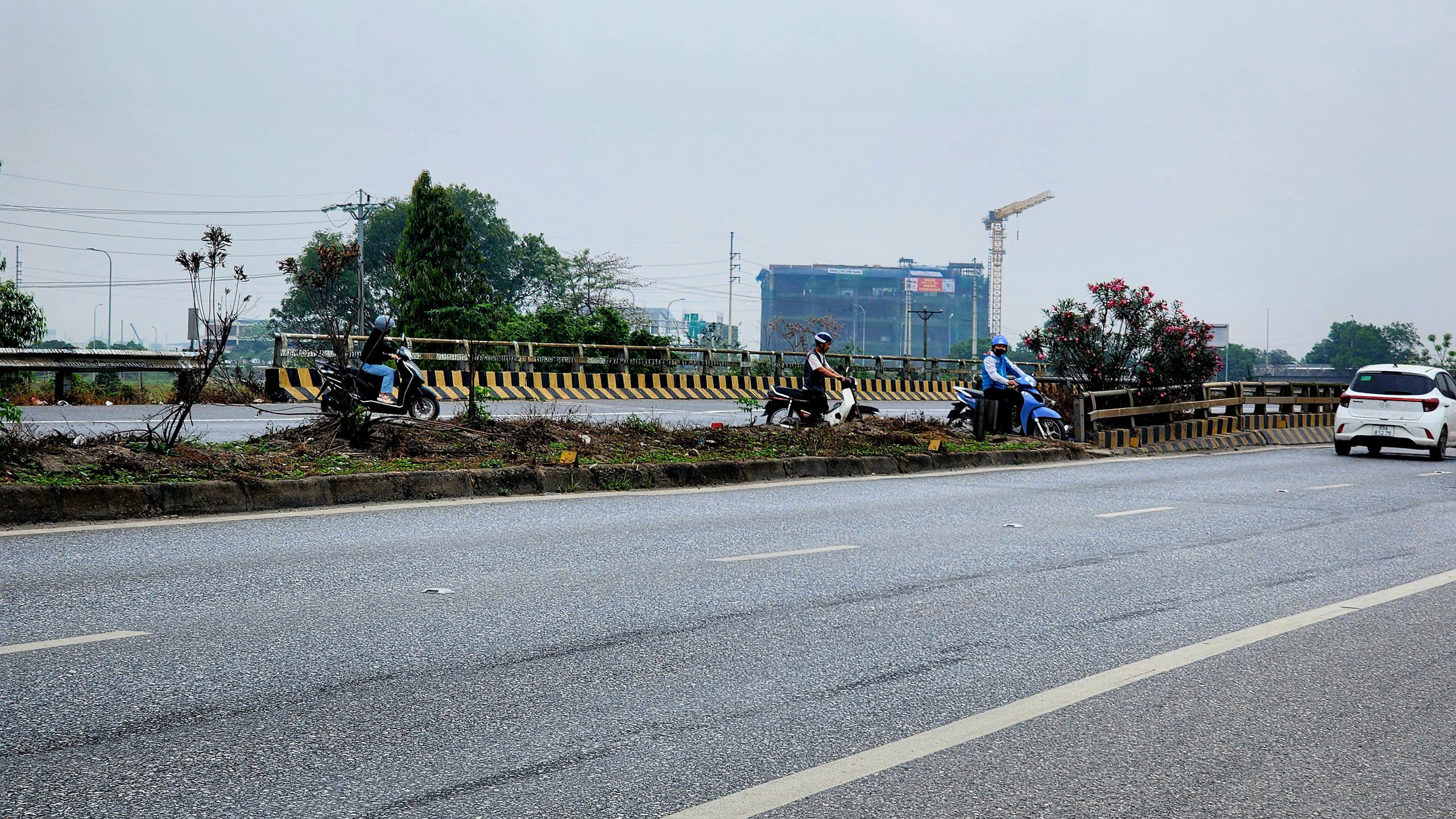 Bắc Ninh: Xe m&aacute;y ngang nhi&ecirc;n đi ngược chiều, quay đầu tr&aacute;i ph&eacute;p tr&ecirc;n QL18- Ảnh 3.