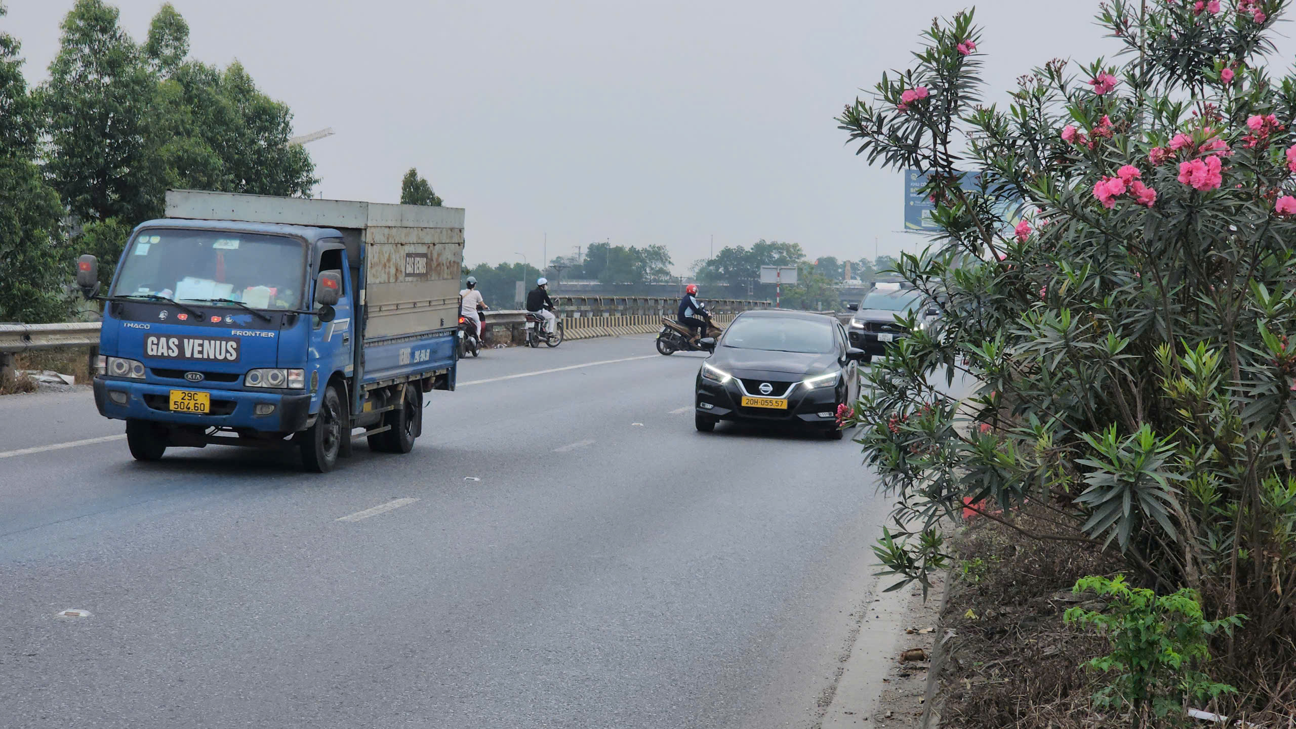 Bắc Ninh: Xe m&aacute;y ngang nhi&ecirc;n đi ngược chiều, quay đầu tr&aacute;i ph&eacute;p tr&ecirc;n QL18- Ảnh 6.